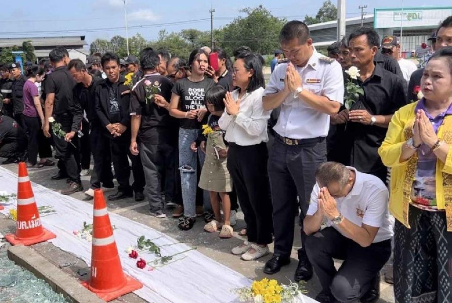 政府官员与民众在四色菊府甘他拉叻县一处加油站献花悼念7月24日柬埔寨火箭袭击中的遇难者。该次袭击造成8人死亡、10人受伤。