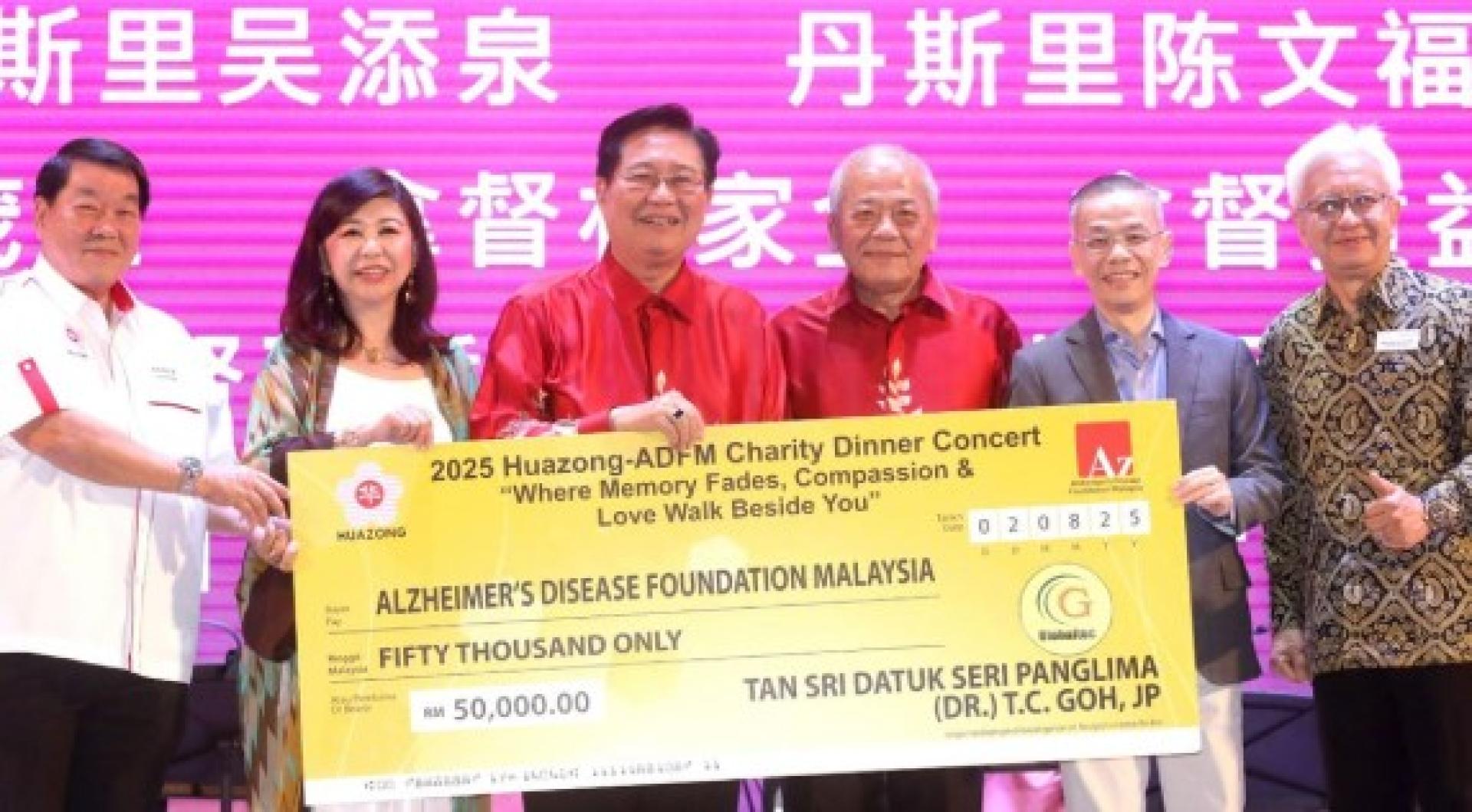 一众嘉宾见证吴添泉捐出5万令吉善款，资助阿兹海默症基金会持续发展，左起为：黄益隆、谢秀卿、黄振兴、吴添泉、曾庆文及莱斯里。