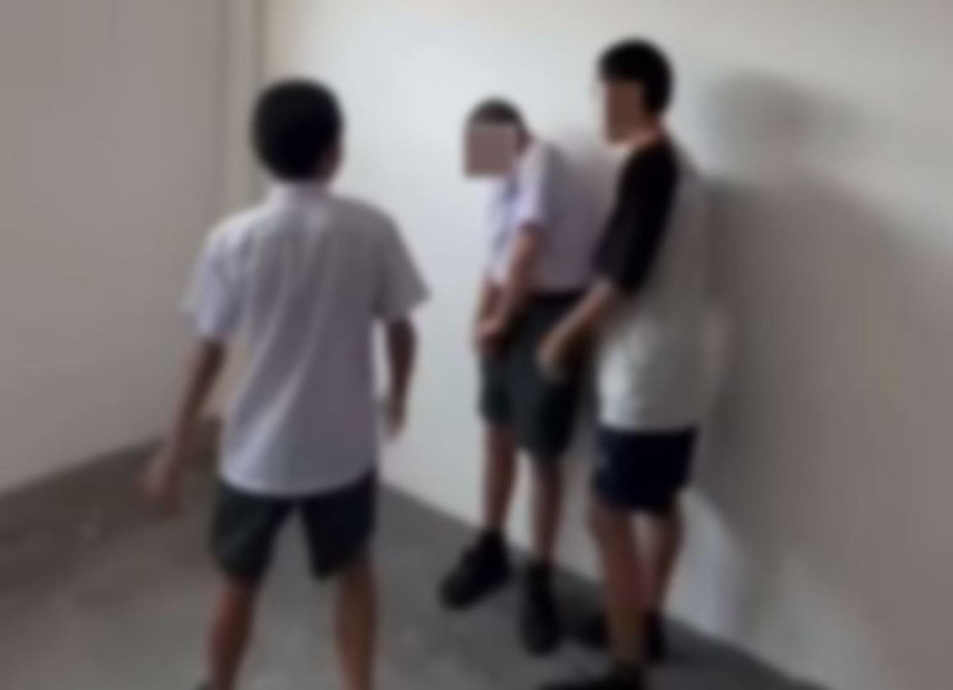 一名13岁男生在校外遭同班同学掌掴殴打，相关视频在社交媒体广泛流传，引发网民哗然与强烈谴责！（视频截图）