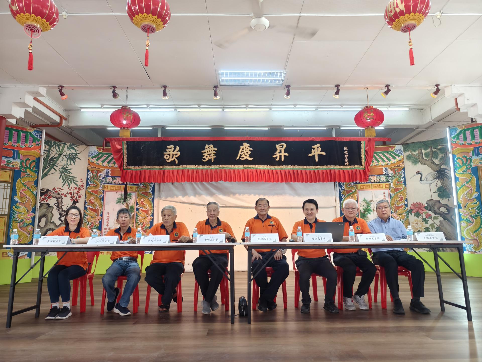 美里兴安会馆第21届（2022-2024年）三年一度会员大会。左起为副财政李佩颖、副会长张煜辉  、副会长张元洪、会长李明森、议长陈锦鸿、秘书长陈庆忠、副会长林新发，以及见证人法律顾问卢耀喜律师  。