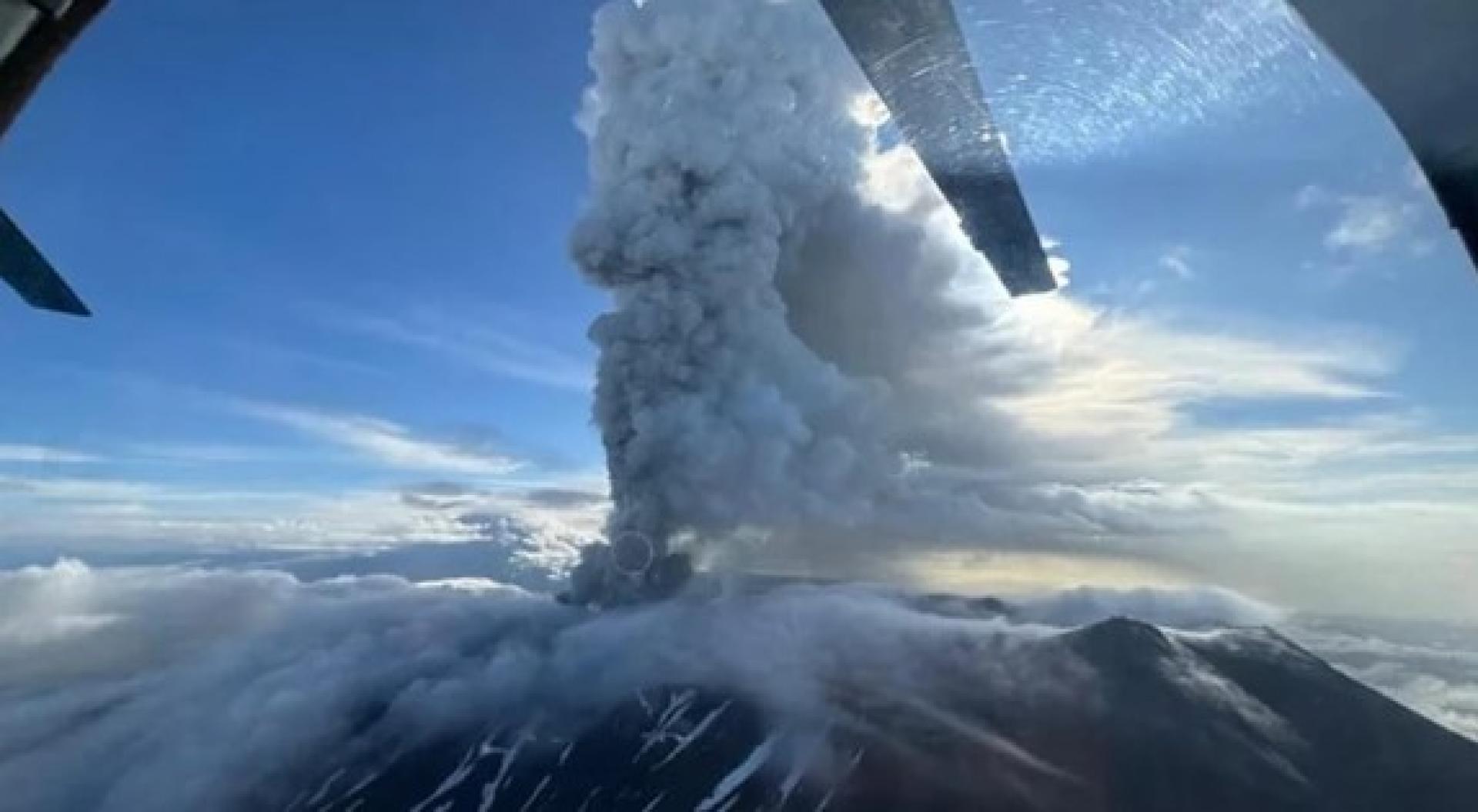 克拉申尼尼科火山爆发。