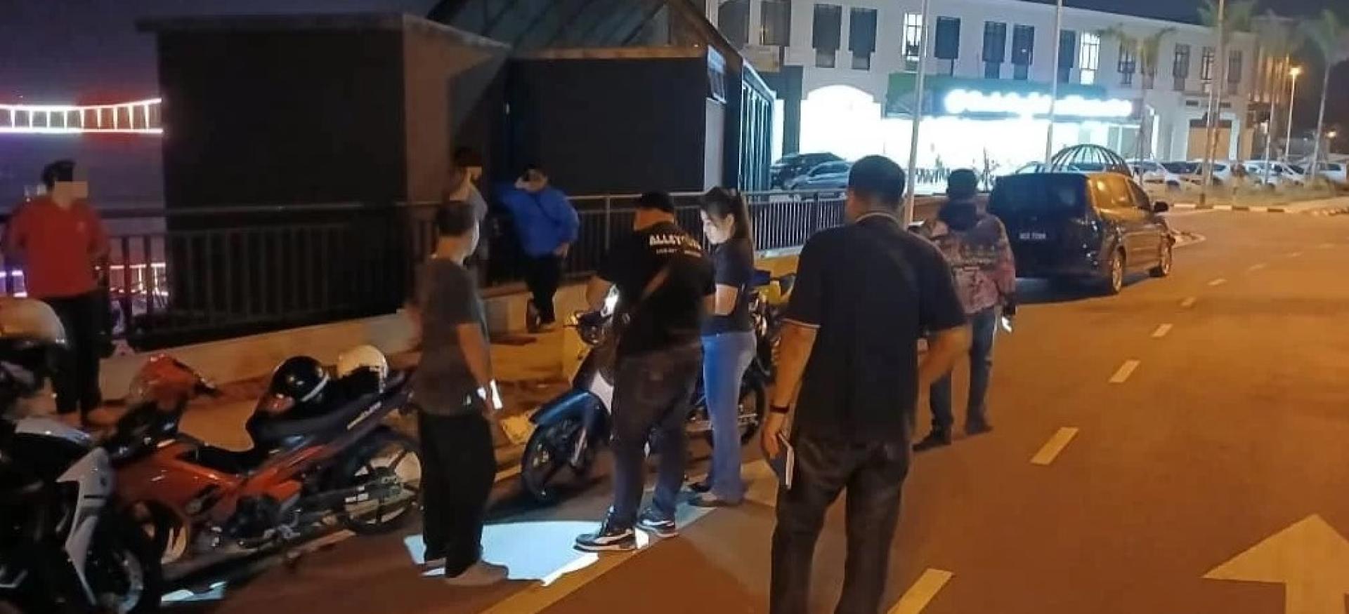 警方昨日在石隆门市场附近展开“摩哆行动”现场照片。