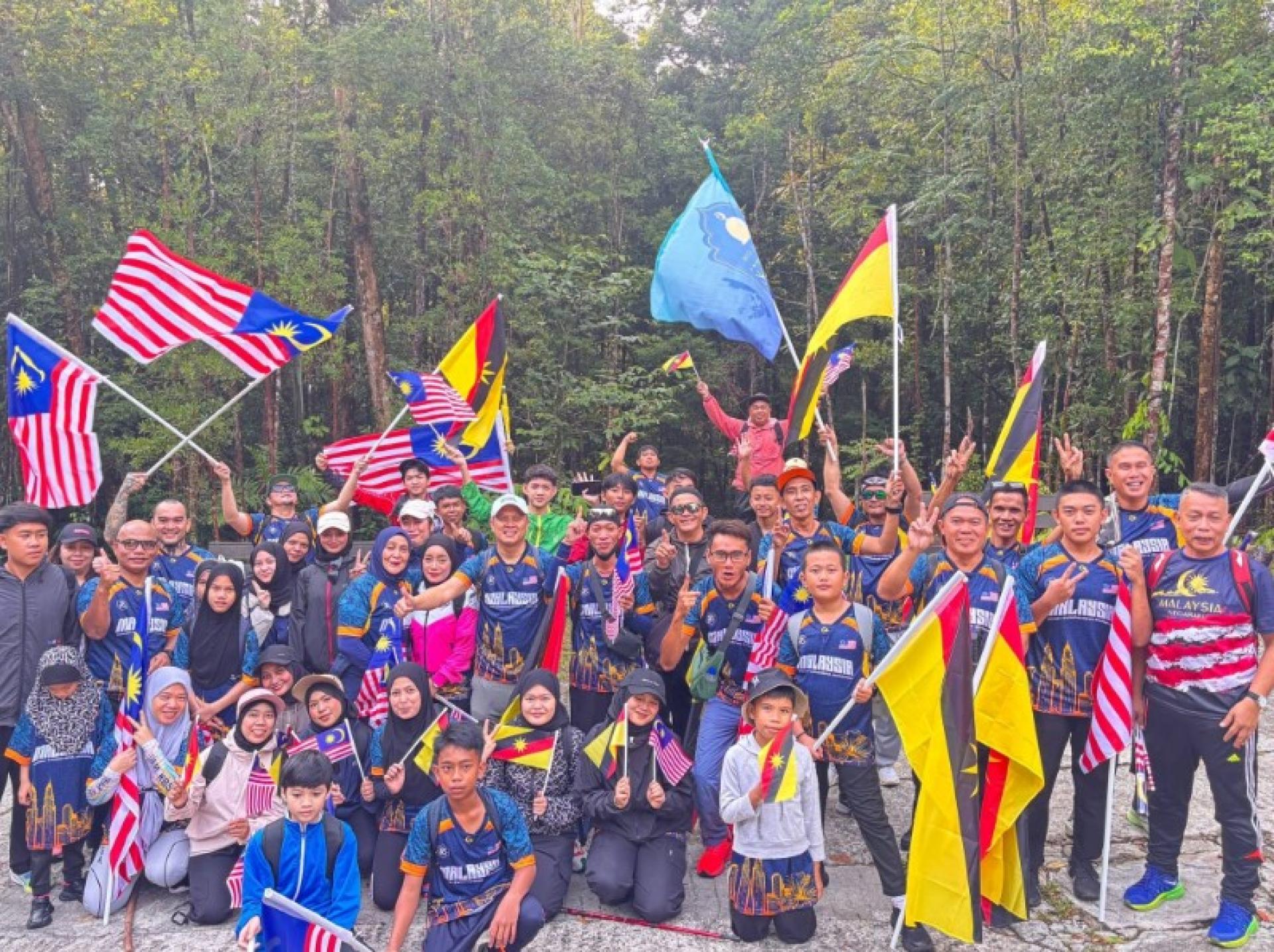 库峇登山任务计划的参与者们，在马当国家公园启程登顶沙拉比山前合影。
