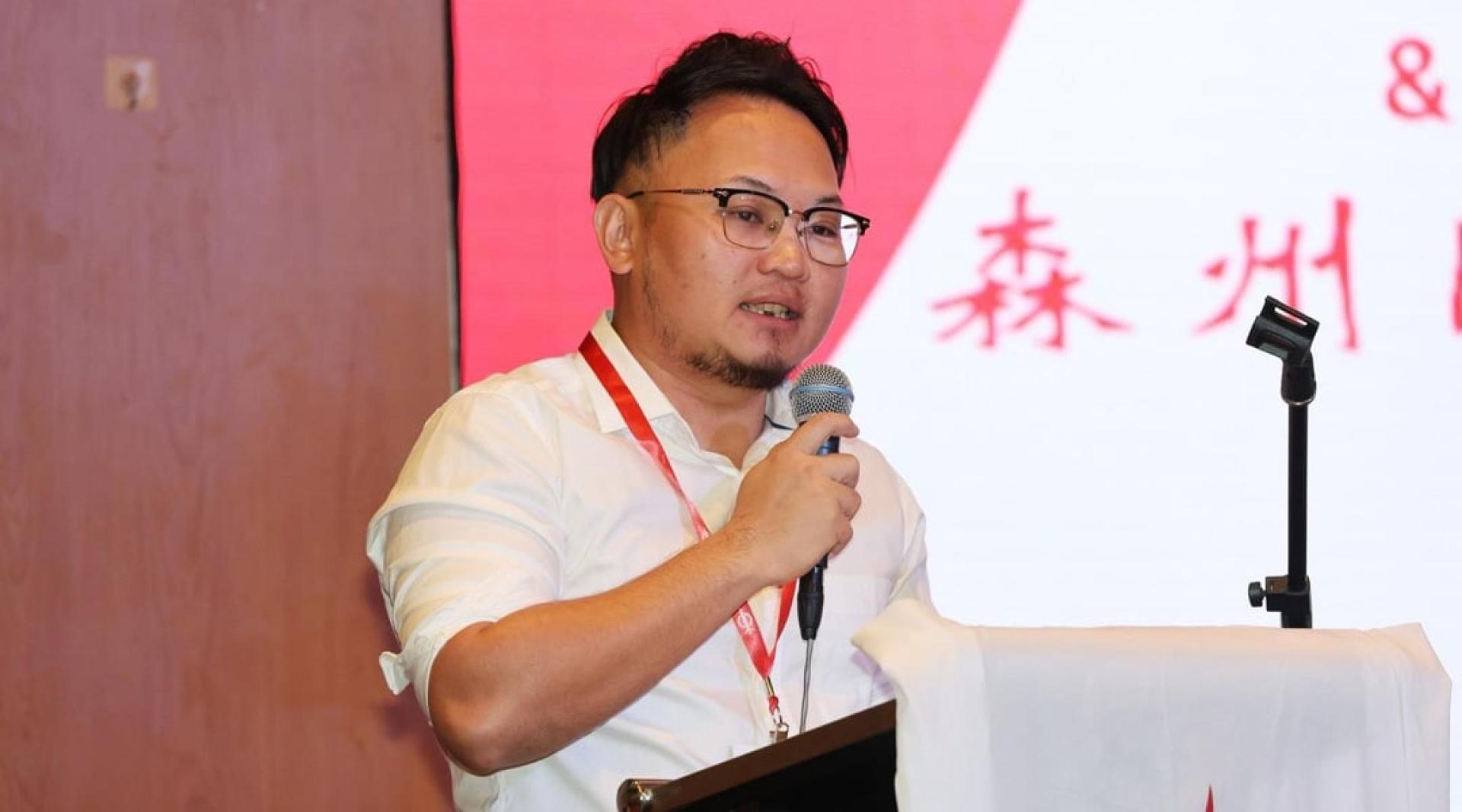 林骏荣呼吁教育部以教育为本，勿因倒挂国旗技术失误采取惩罚性措施。