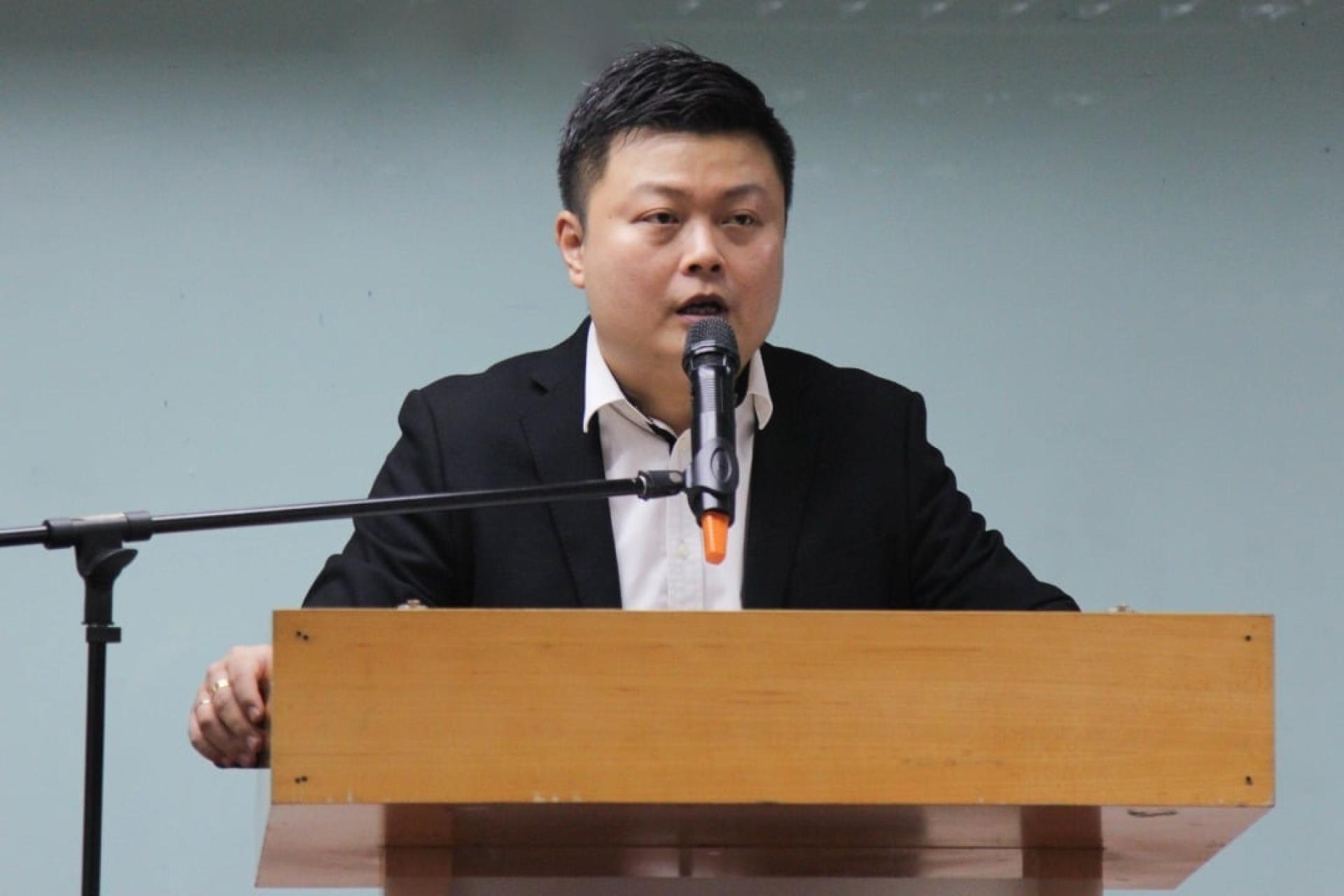 张佑铨认为，若校长需为倒挂国旗负责，那教育部早前误植国旗一事，正副部长就应辞职。