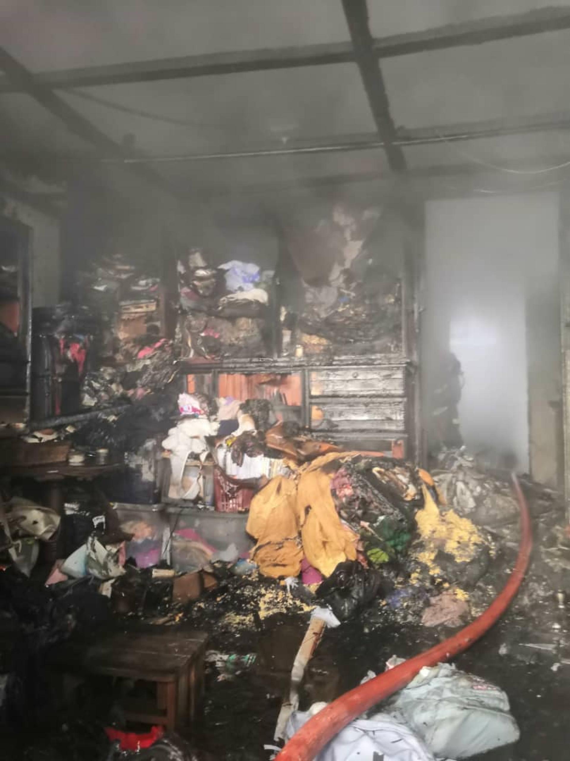 美里东姑村林当路一间双层住宅今日清晨发生火灾，整间屋子被烧毁。