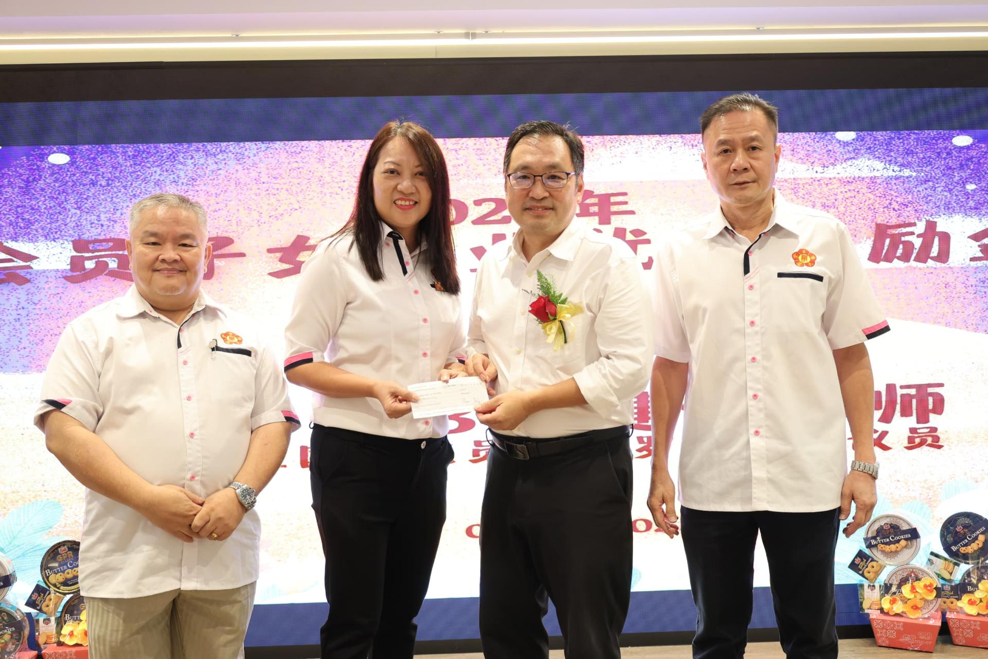 张健仁（右2）移交拨款支票予罗元萍（左2），以全额赞助今年学优奖励金开销费用。左为罗如意；右为罗少平。