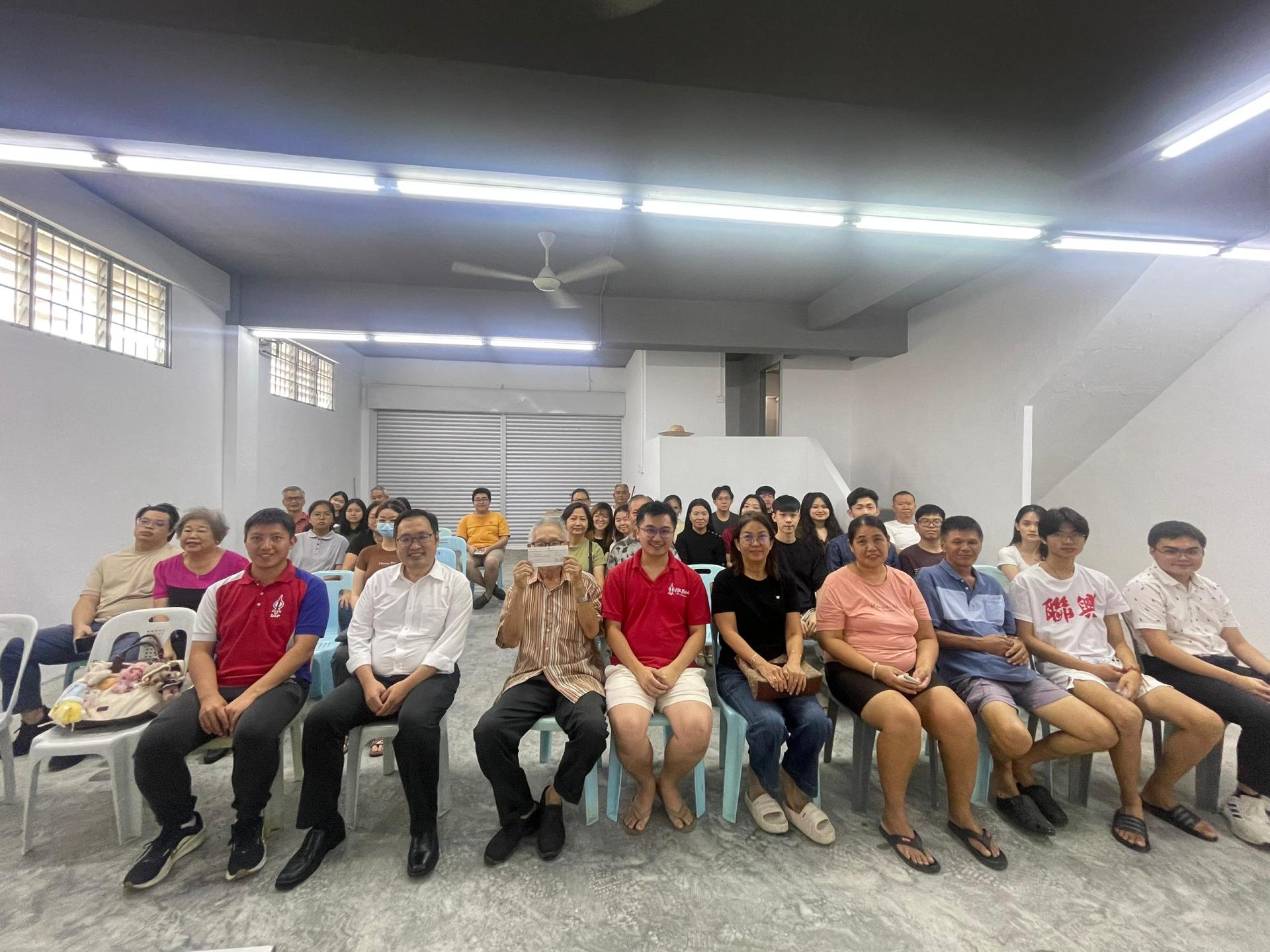 受惠学子与实旦宾区国会议员张健仁（前左2）合影。前左1及4分别是张健仁特别助理沈杰龙及苏天仁 。