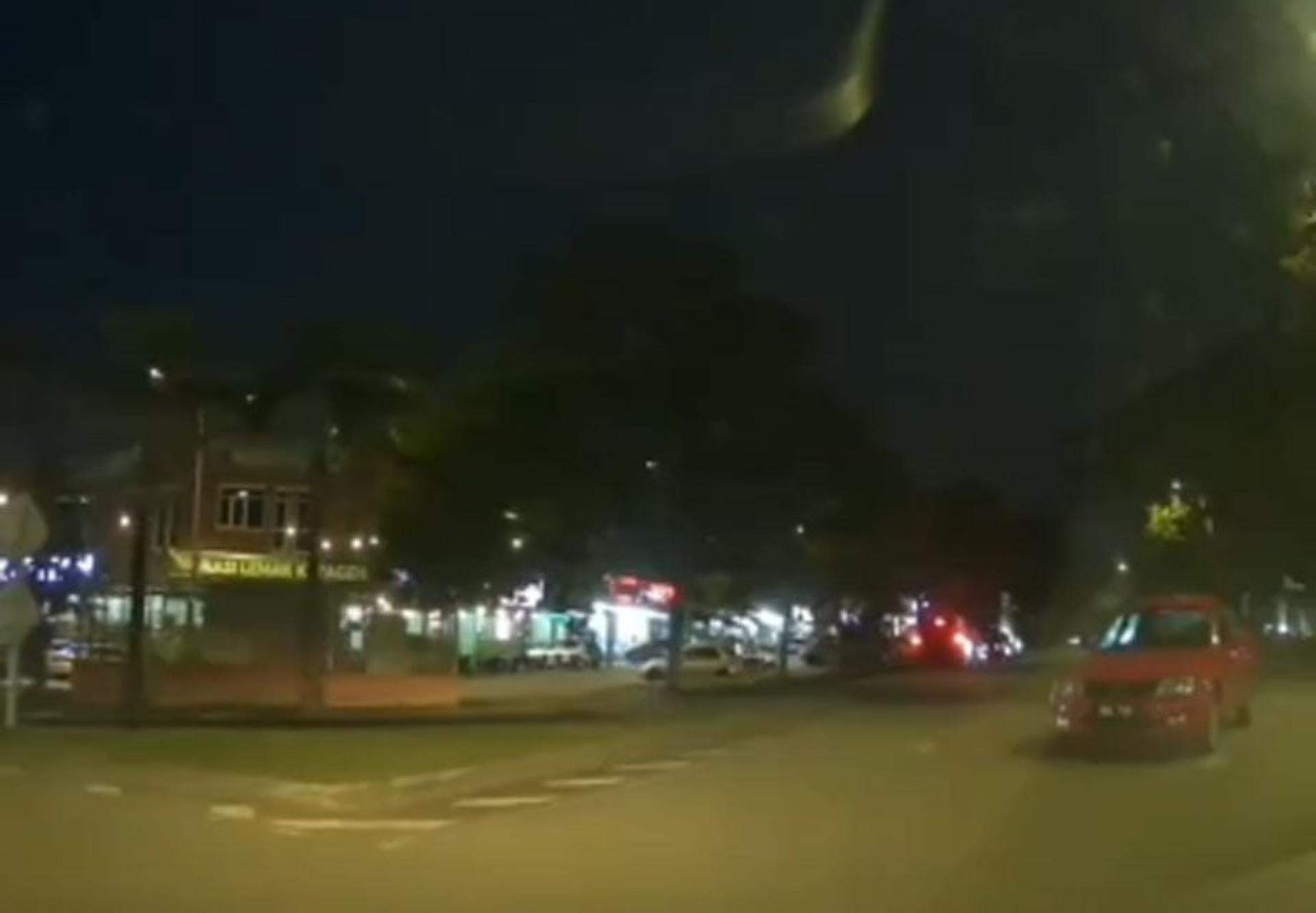 红色轿车停在马路中间没有驾驶。