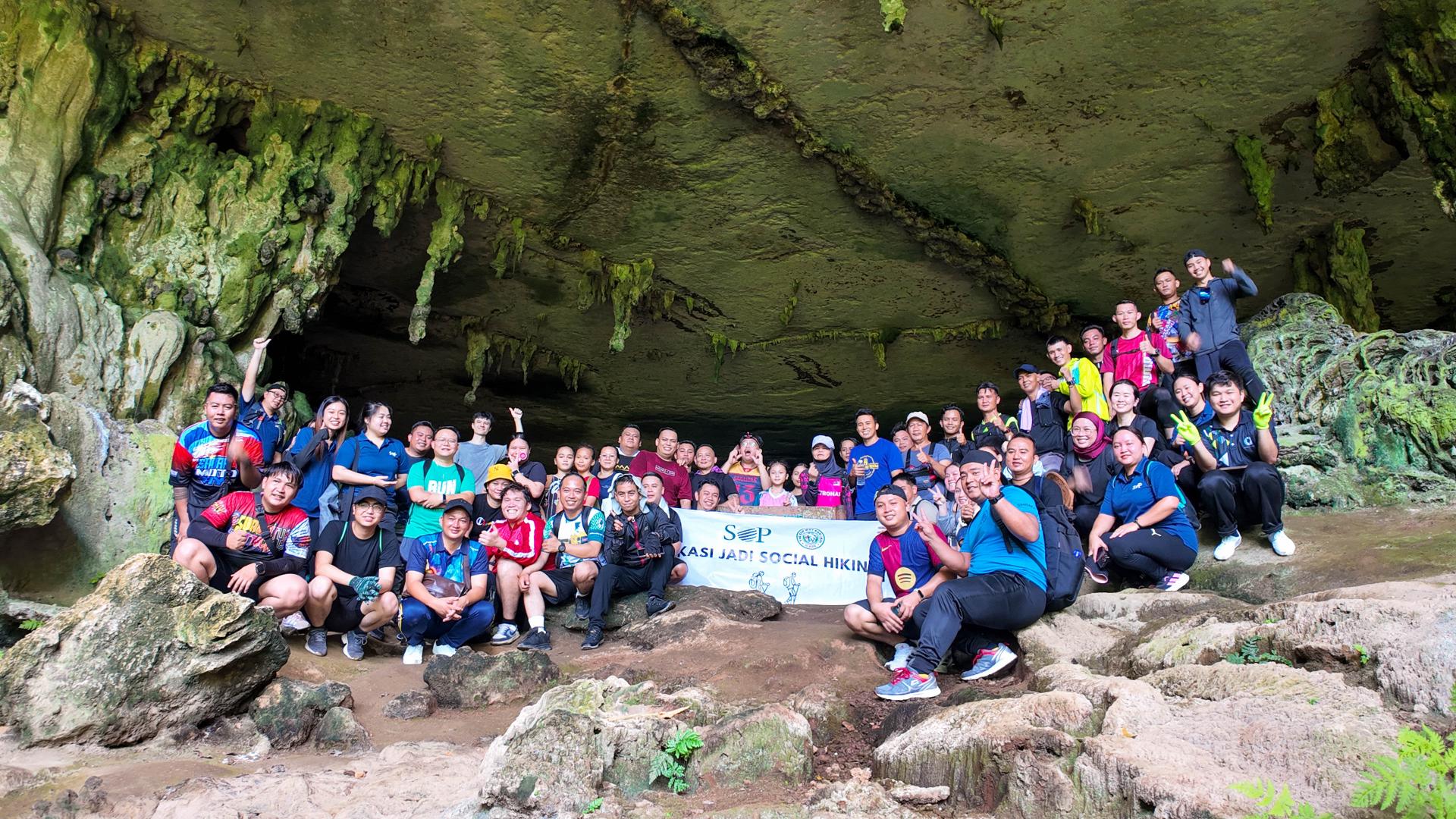 砂拉越油棕集团2025年登山联谊活动参与职员及家属在活动中合影留念。
