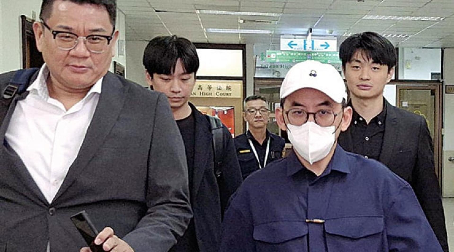 黄子佼（右）目前和24位被害人达成和解。