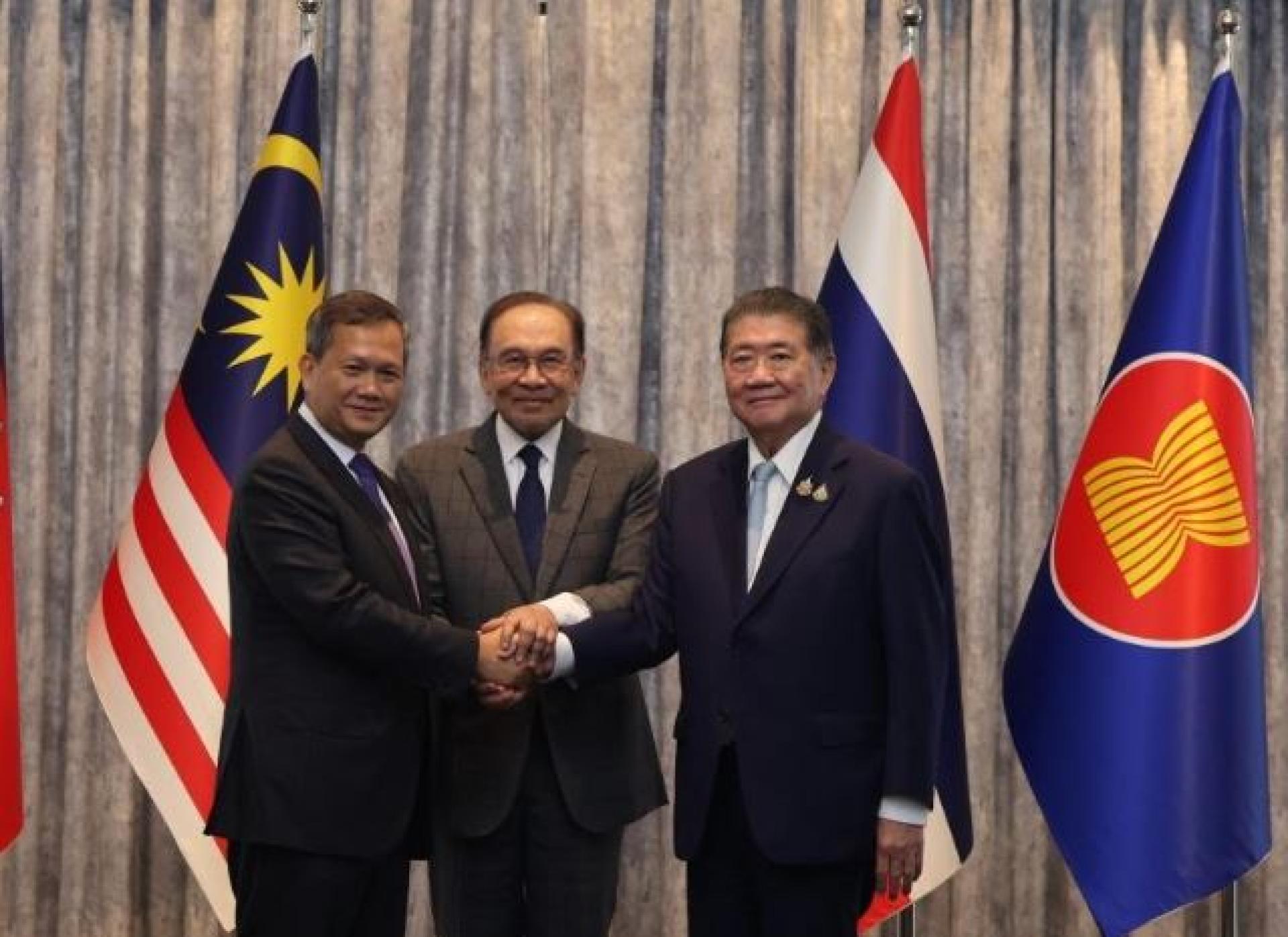 Perdana Menteri Datuk Seri Anwar Ibrahim (tengah) menyaksikan Perdana Menteri Kemboja Hun Manet (kiri) bersalaman dengan Pemangku Perdana Menteri Thailand Phumtham Wechayachai (kanan) selepas Mesyuarat Khas Bersama di Kompleks Seri Perdana