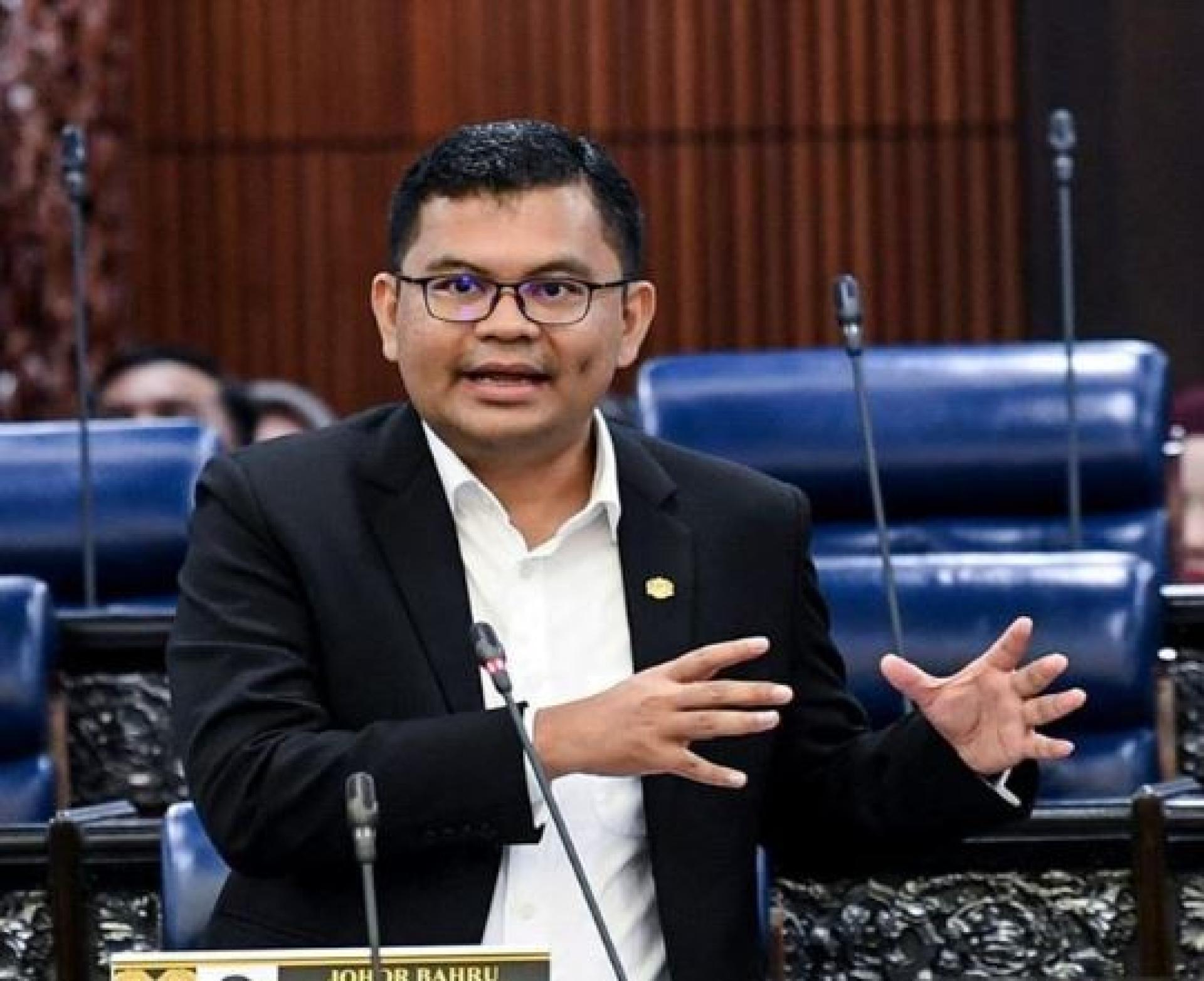Timbalan Menteri Peralihan Tenaga dan Transformasi Air Akmal Nasrullah Mohd Nasir bercakap ketika sesi soal jawab di Dewan Rakyat pada Mesyuarat Kedua, Penggal Keempat Parlimen ke-15, di Bangunan Parlimen hari ini.