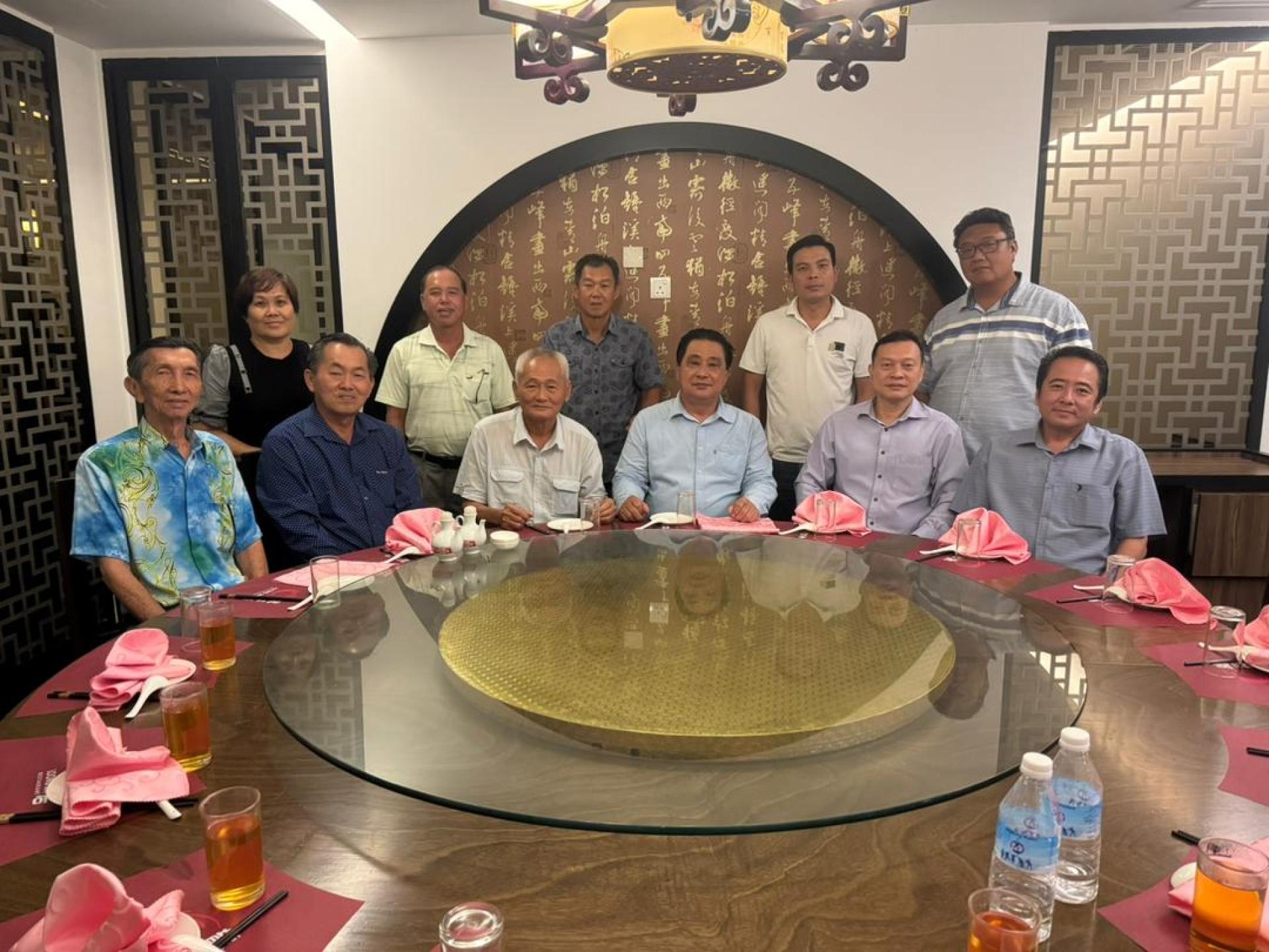 一行理事合影於论坛最后审核会议，右三为主席杨荣方。