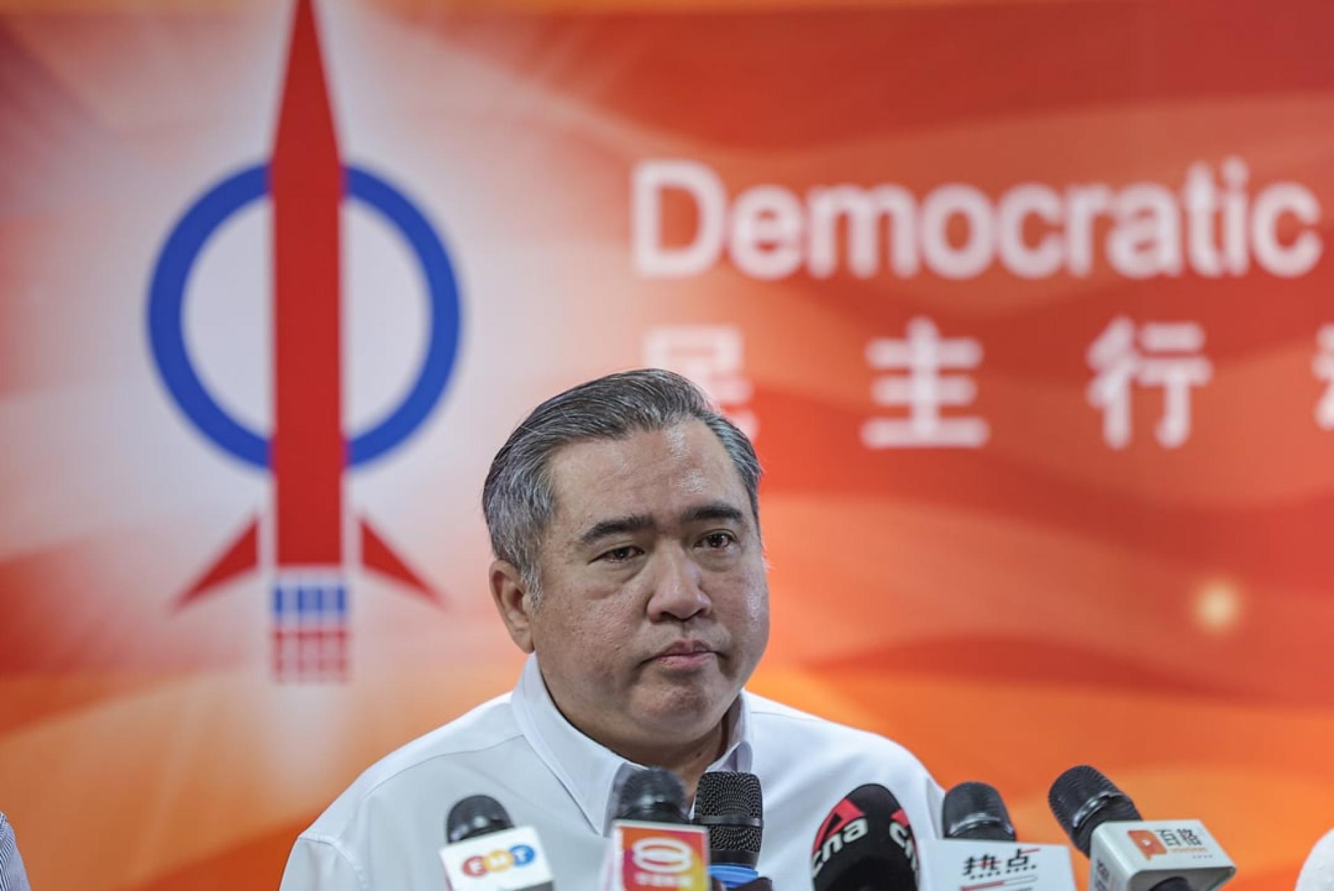 陆兆福认为，使用卫生棉面罩的做法“令人无法接受”，做法“极不恰当”。