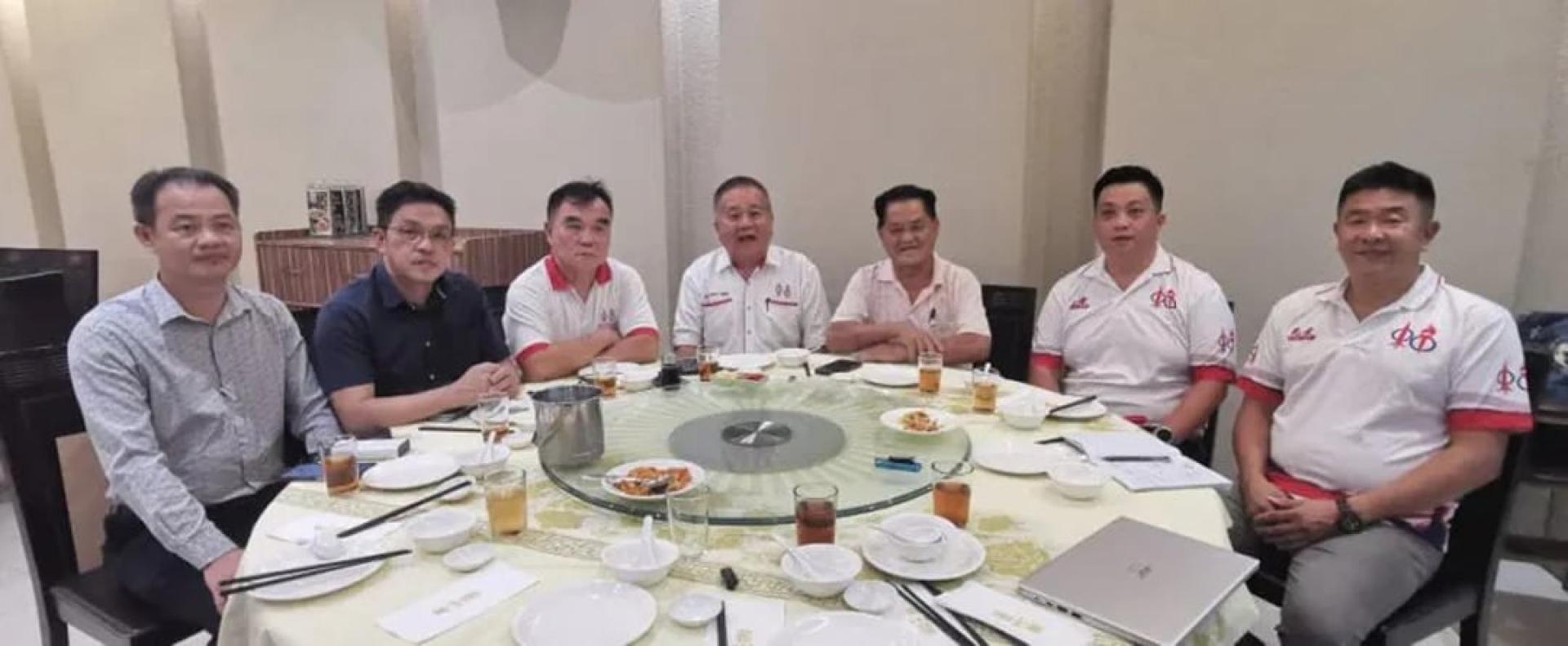 李光兴（右3）就“卫生棉口罩”抗议一事公开道歉，左起林佑星、丘耀仁、李健强、赖国平；右起李嵘鑫及林育品。