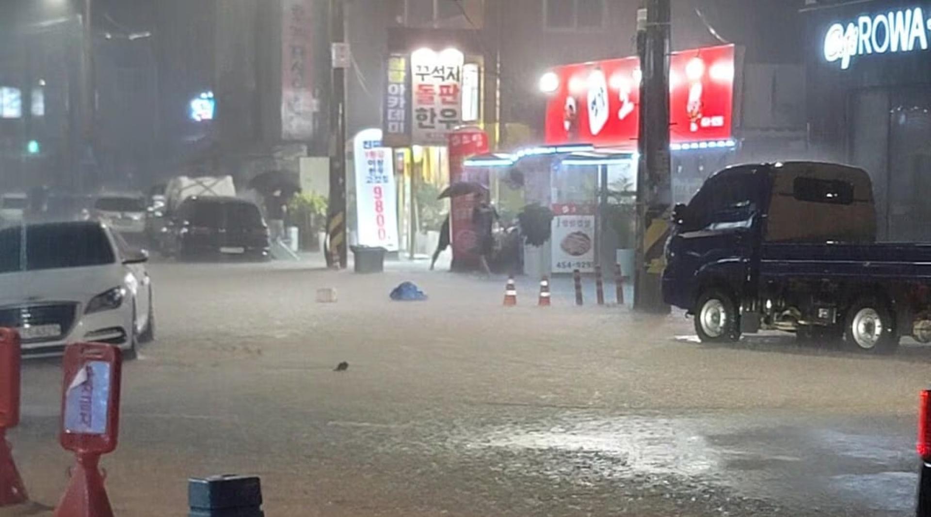 全罗南道务安郡的街道被洪水淹没。
