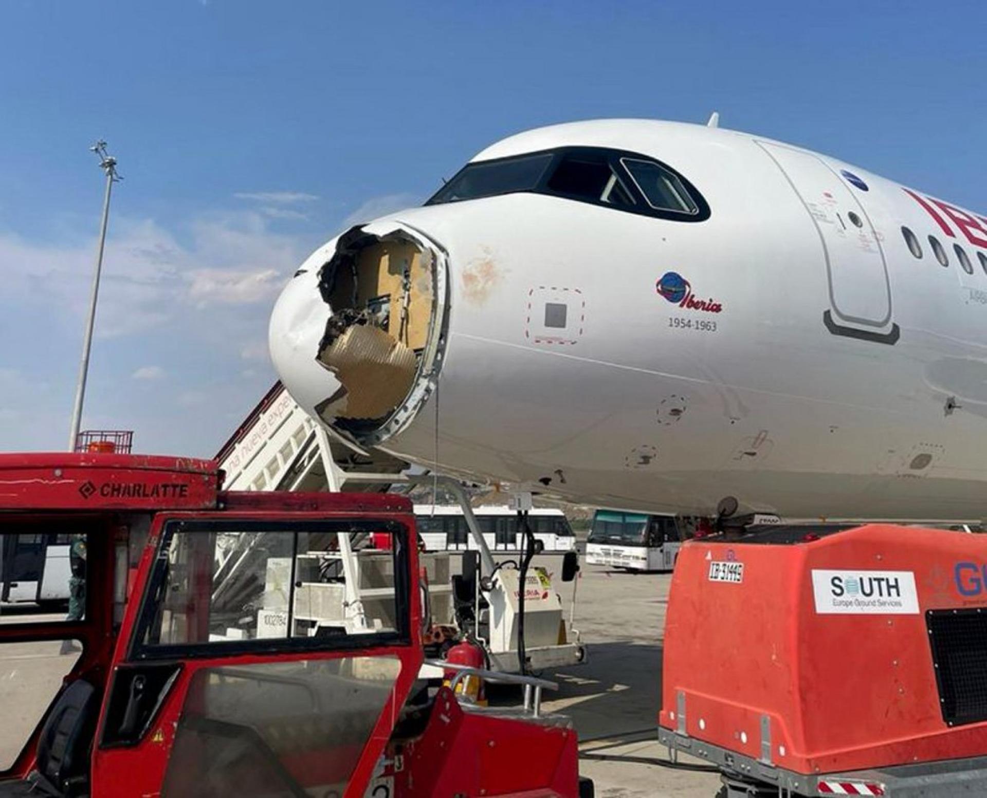西班牙国家航空空巴A321客机遭遇鸟击，客机机头被撞破。