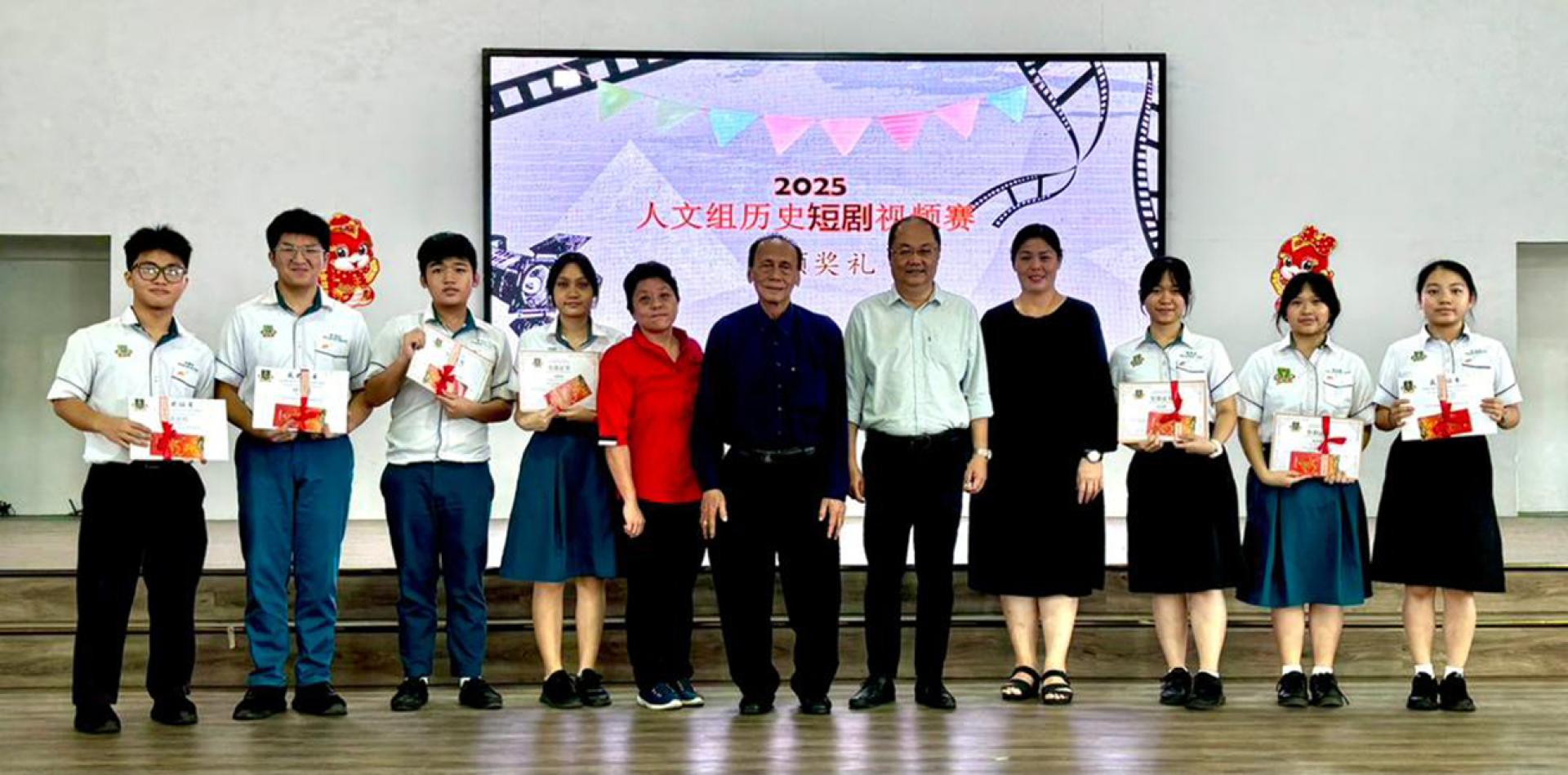 各组别得奖者代表与主宾廉中名誉董事长拿督吴健平律师（右五）合影留 念，陪同颁奖的有副首席执行员刘世聪先生（右六）、校长江佩娟女士（右四）及人 文组主任沈明珠（左五）。