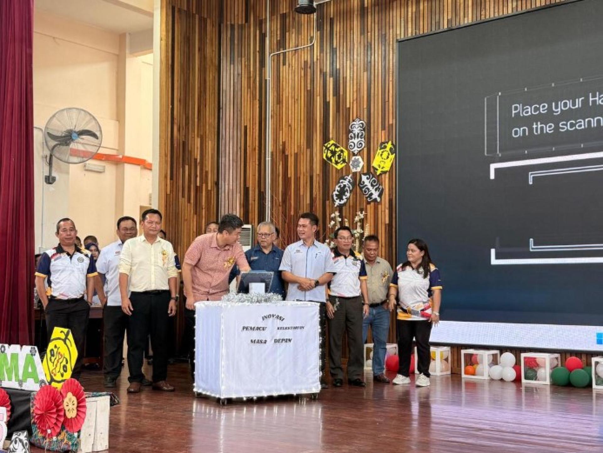 如楼国中二校（SMK Julau No. 2）近日获得总额3万令吉拨款，其中2万令吉用于维修冷气设备，1万令吉用于兴建匹克球场。