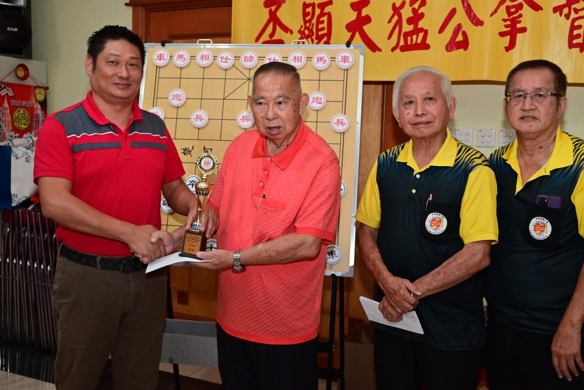 汶莱象棋公会名誉顾问曾瑞吉颁发冠军奖 杯予林廷安