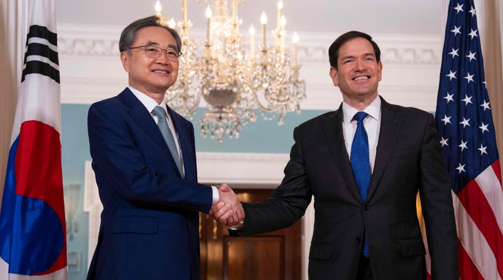 韩国新任外交部长赵显（左）7月31日访问美国国务院，国务卿鲁比奥出面接待。