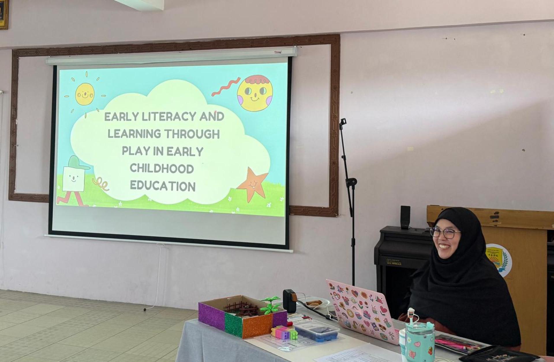 Cikgu Fathin在主讲时影