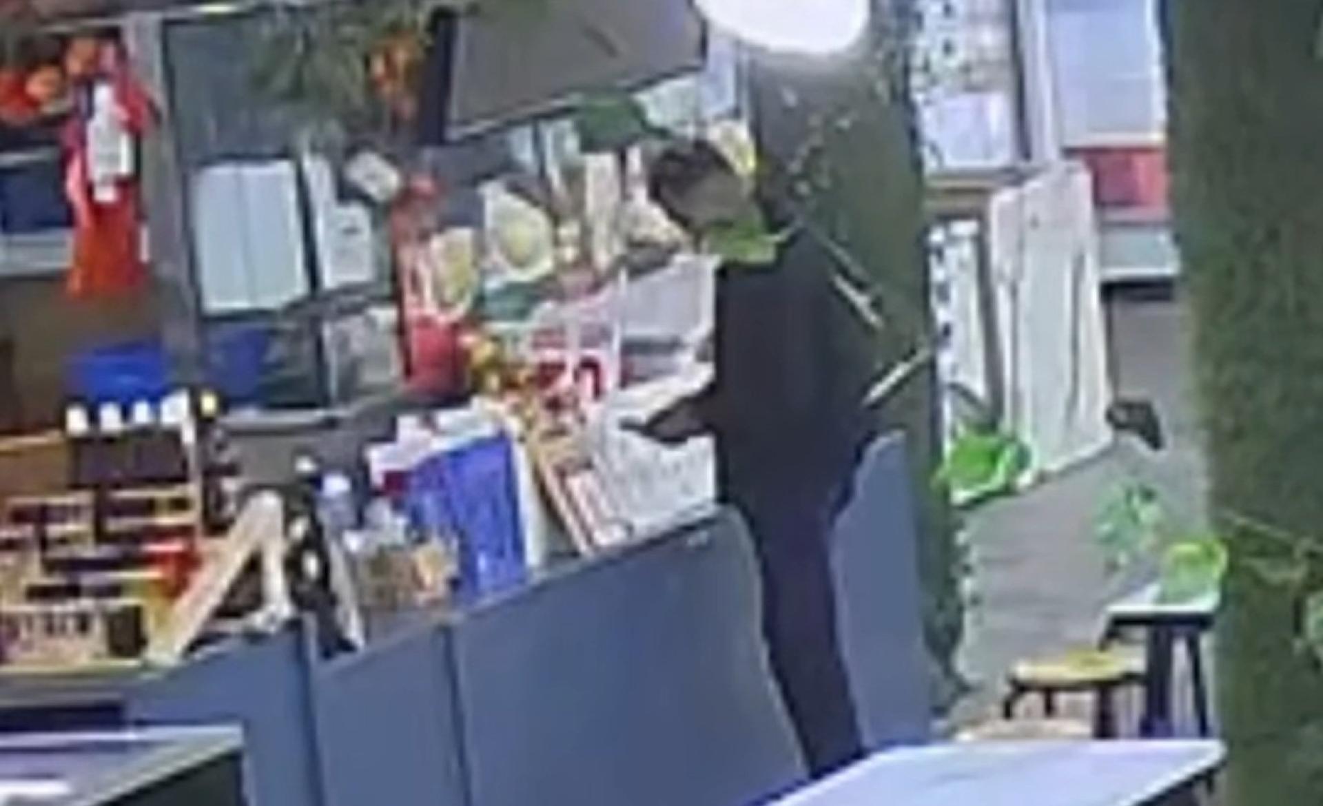 店家称，一名印裔男子在凌晨时分光顾榴梿档，乘着店员不注意，偷换付费二维码。