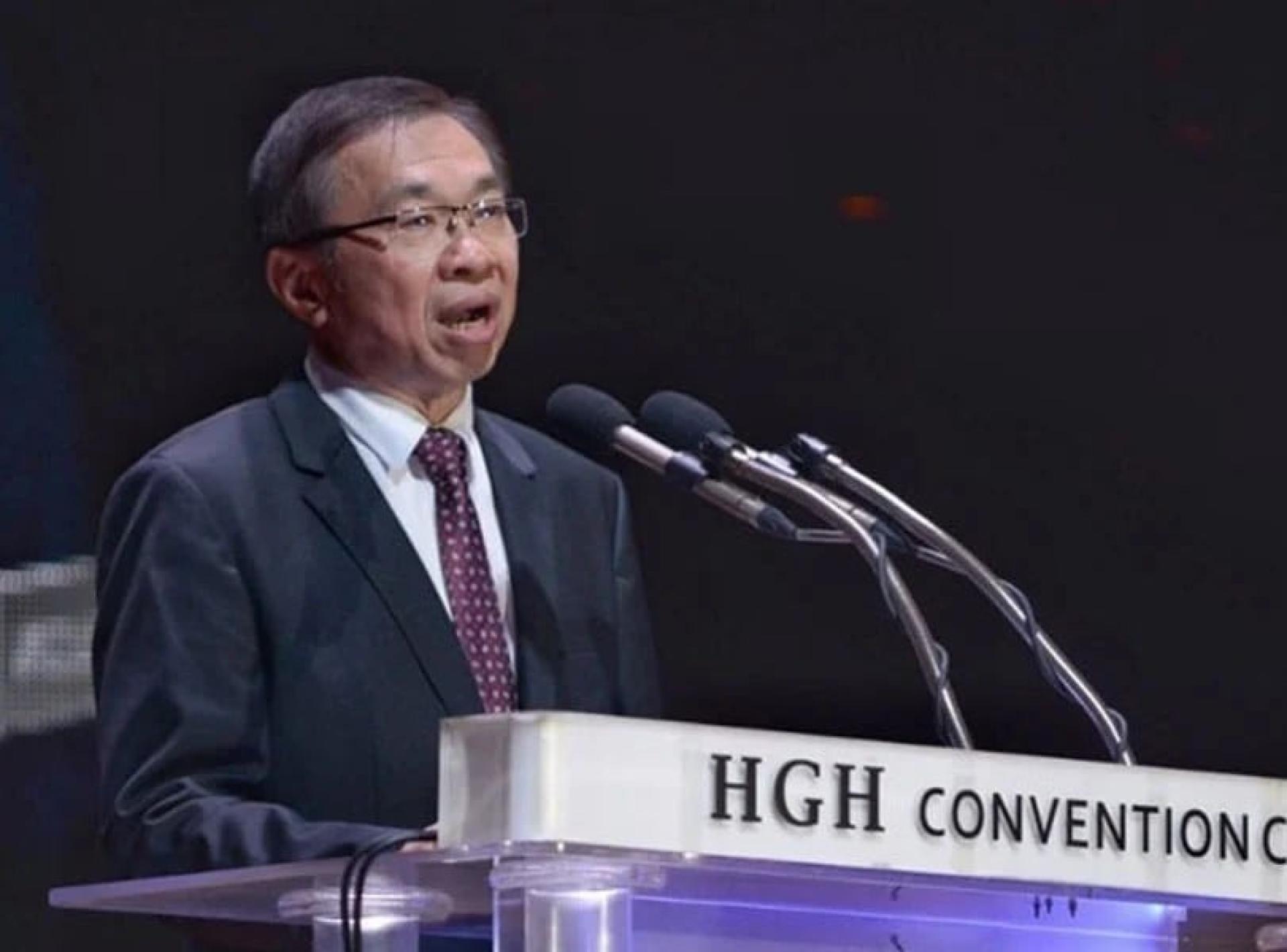 王鸿财：学校校工因为一时疏忽而把国旗倒挂，是属于无心之失，教育部不应该大张旗鼓要严厉对付校方。
