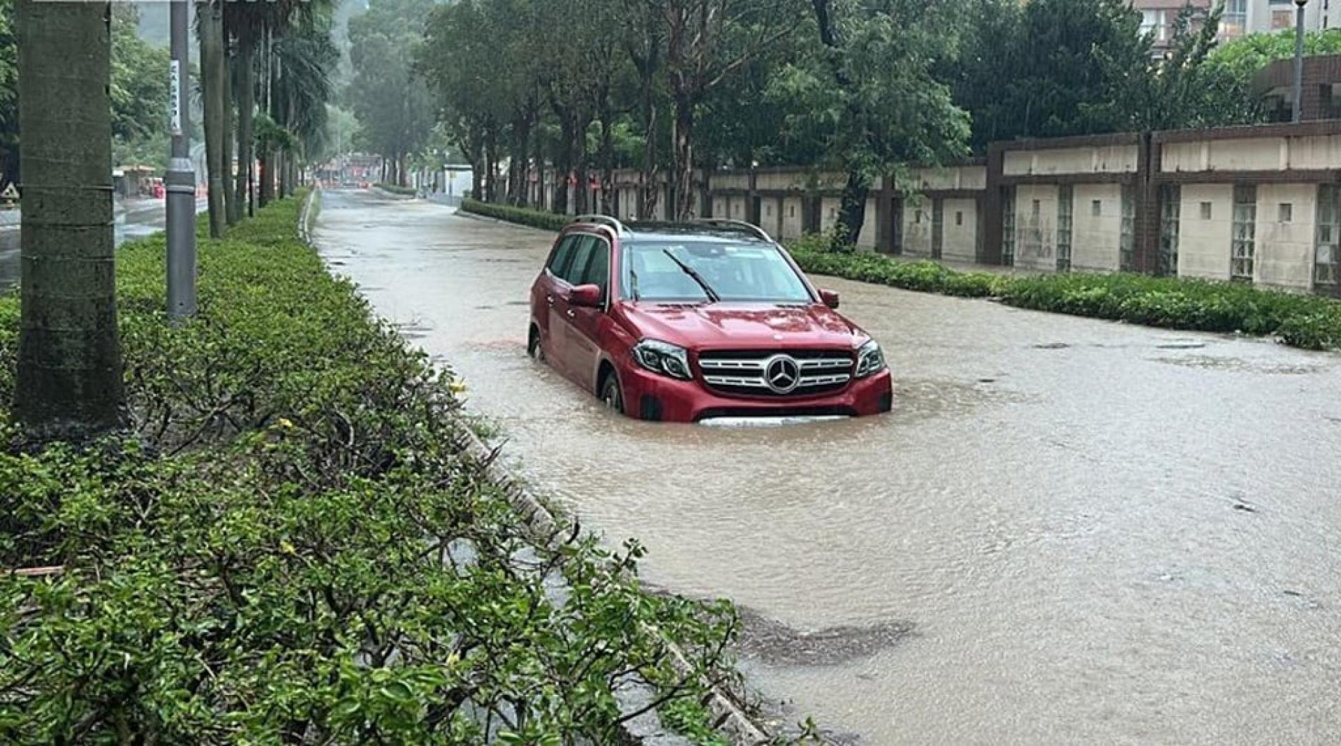 一辆私家车在水浸的街道上“抛锚”。