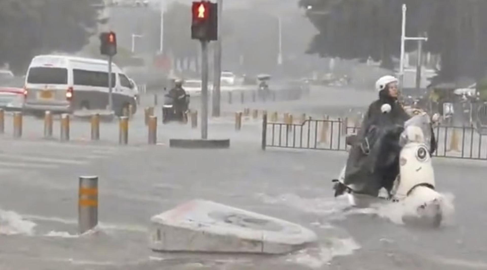 暴雨导致深圳街道出现水浸情况。