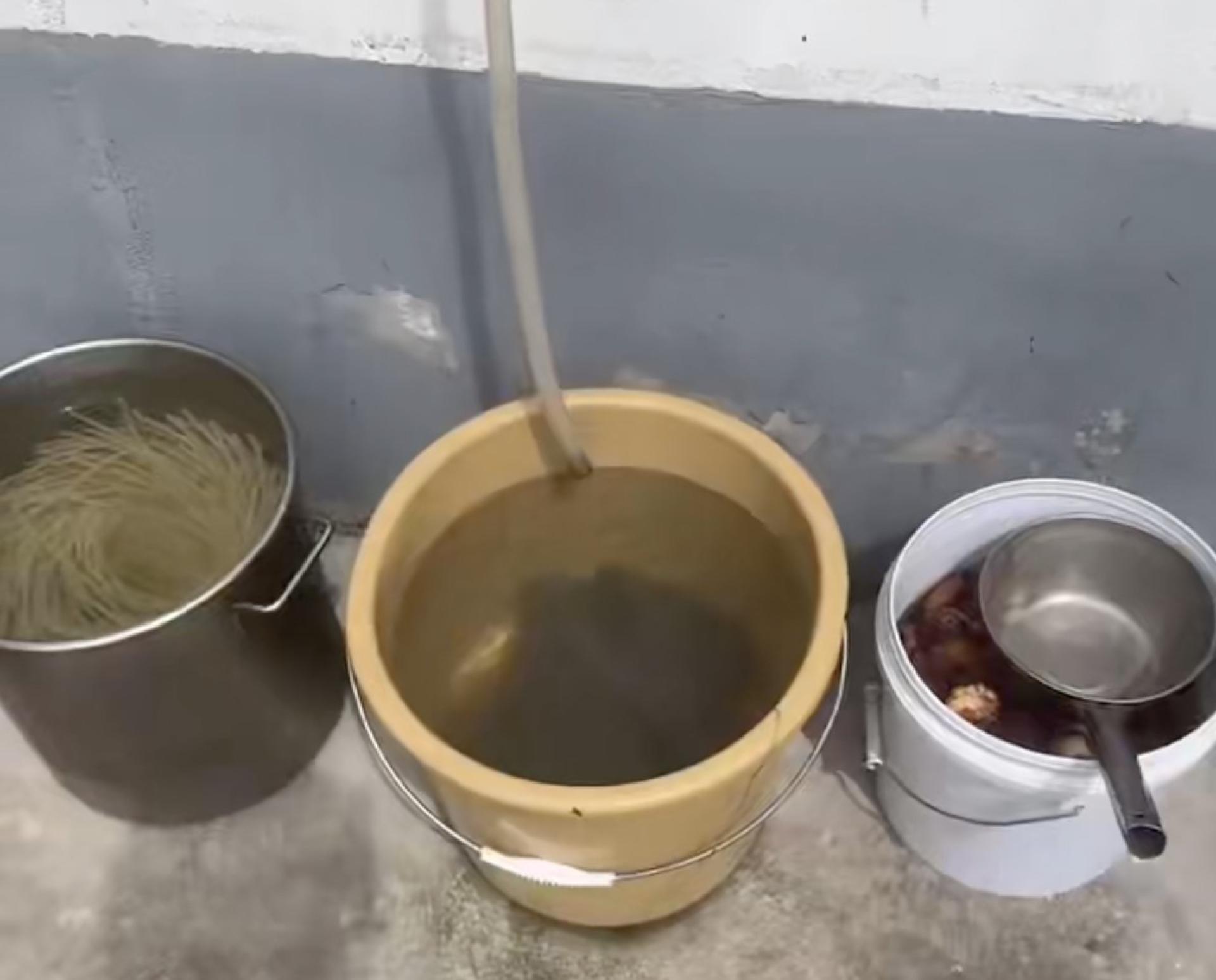 这家餐馆竟然冷气的冷凝水来泡蘑菇和粉丝。