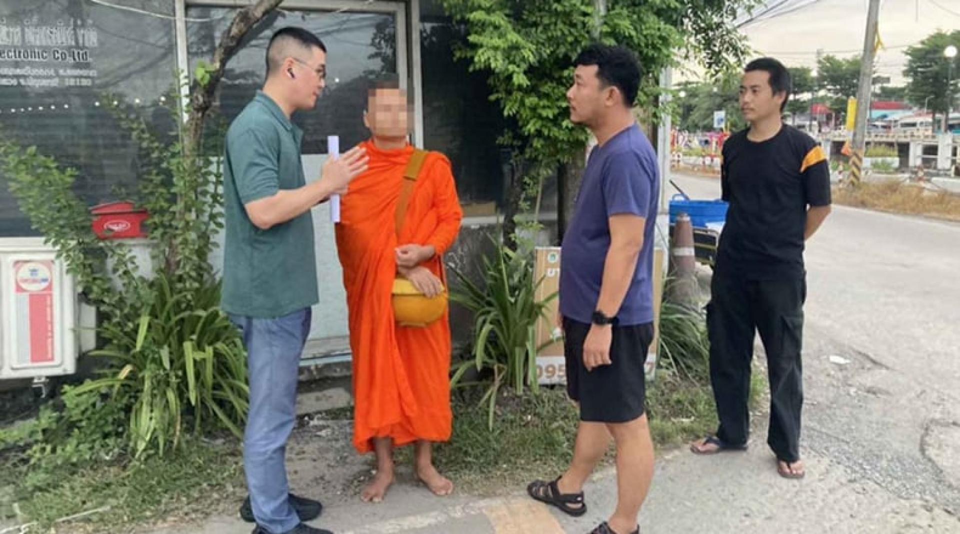 嫌犯之一苏叻在托钵化缘途中被警方当场抓获。（图：曼谷邮报）