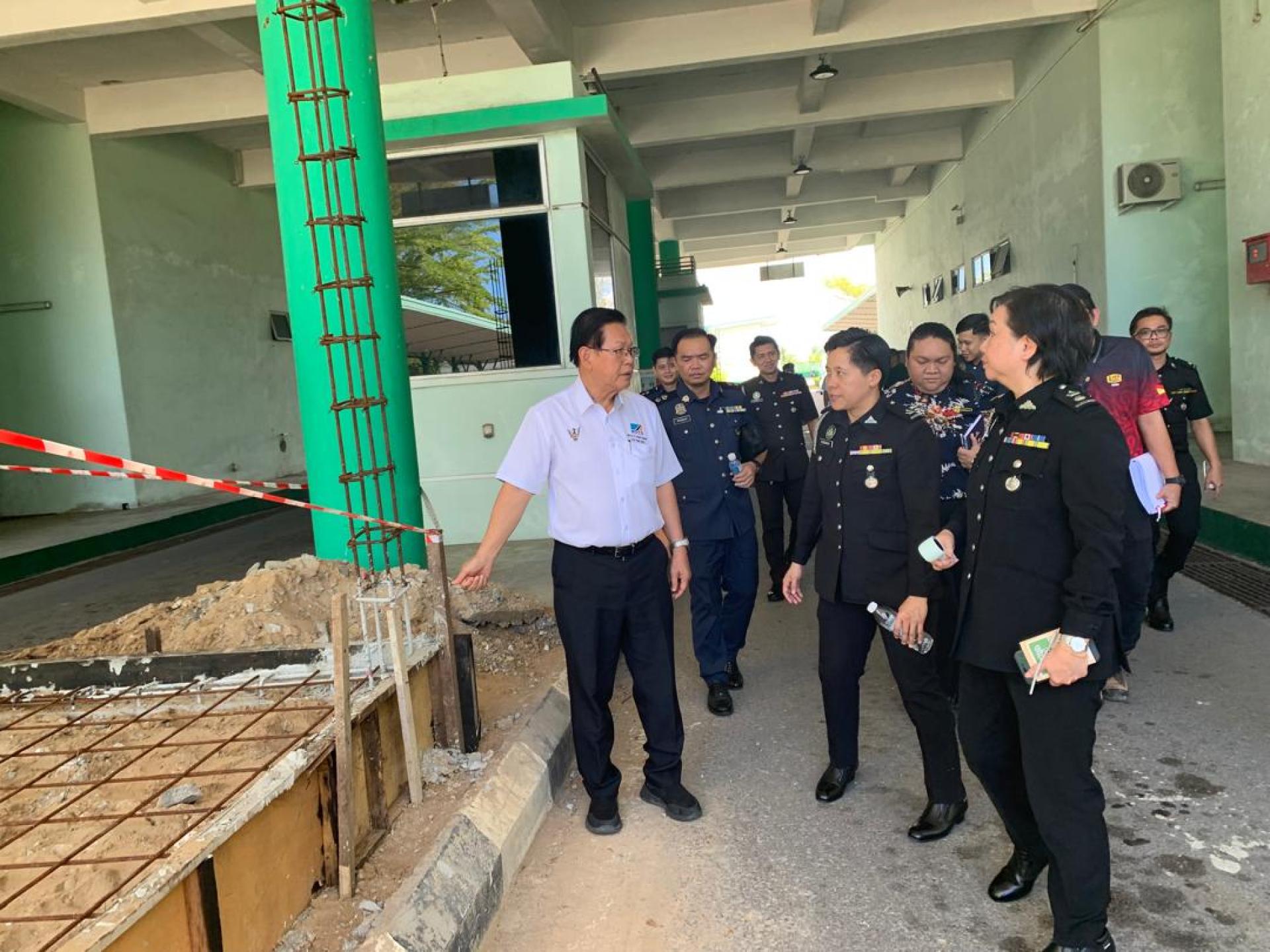 砂交通部长拿督斯里李景胜（左1）今日亲自前往双溪都九边境检查站，实地巡视相关提升工程进度。