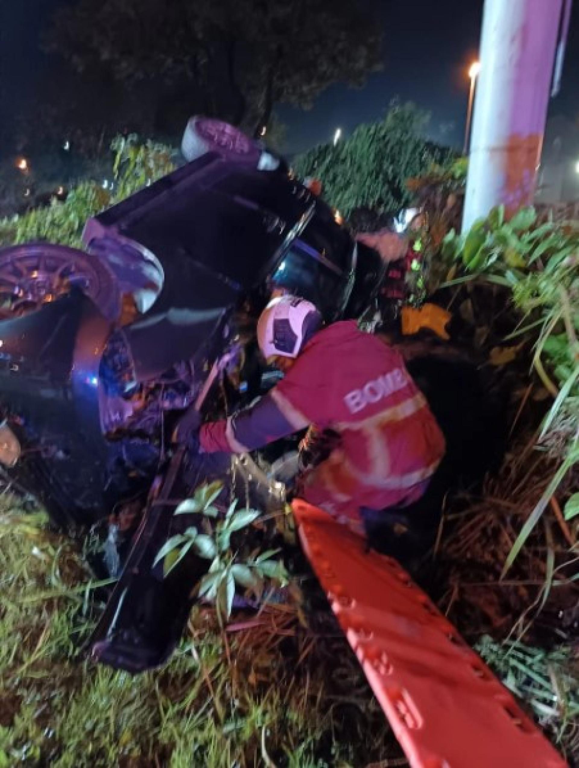 今晨，一辆汽车在古晋默柏路靠近港口处发生单车事故，一名男子丧命。