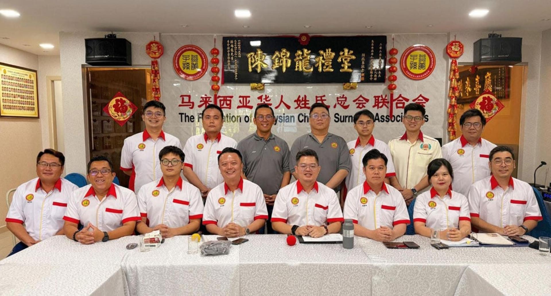王兆坤（左5）在召开的青委会理事会议中呼吁，政府应重新检讨《青年组织与发展法令（修正案）》的执行日期。坐着左起辜质良、萧伟雄、洪嘉炜、林国添、陈建伟、谢忆涵及庄敏彬。