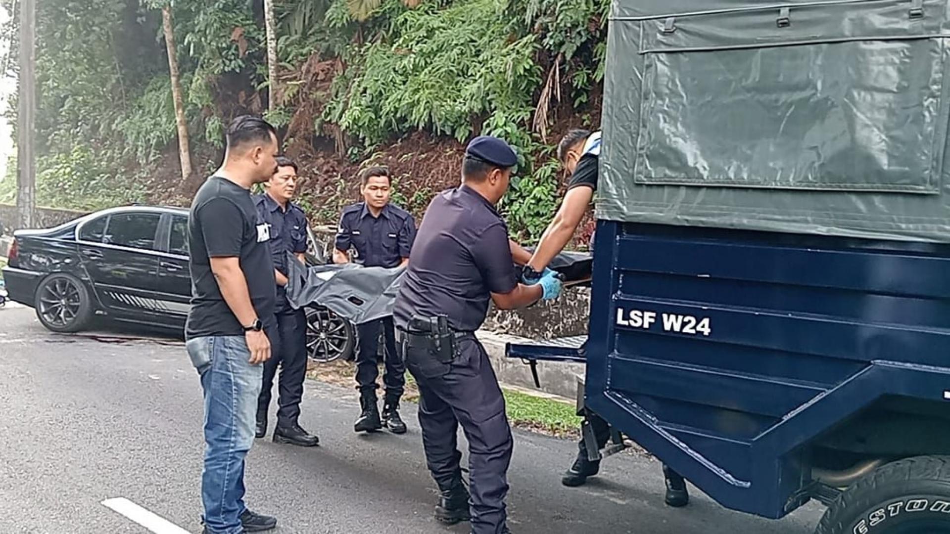 重刑匪首遭击毙 ，警方把死者遗体抬走，以送往吉隆坡中央医院太平间停放和解剖。