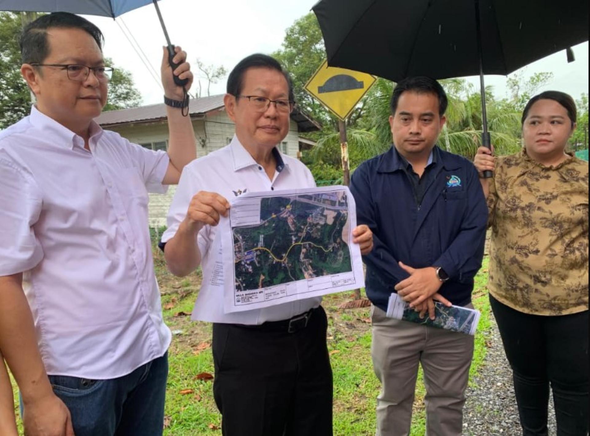 李景胜巡视正在进行的Jalan Sungai Dalam, Riam升级工程，工程价值为30万令吉。