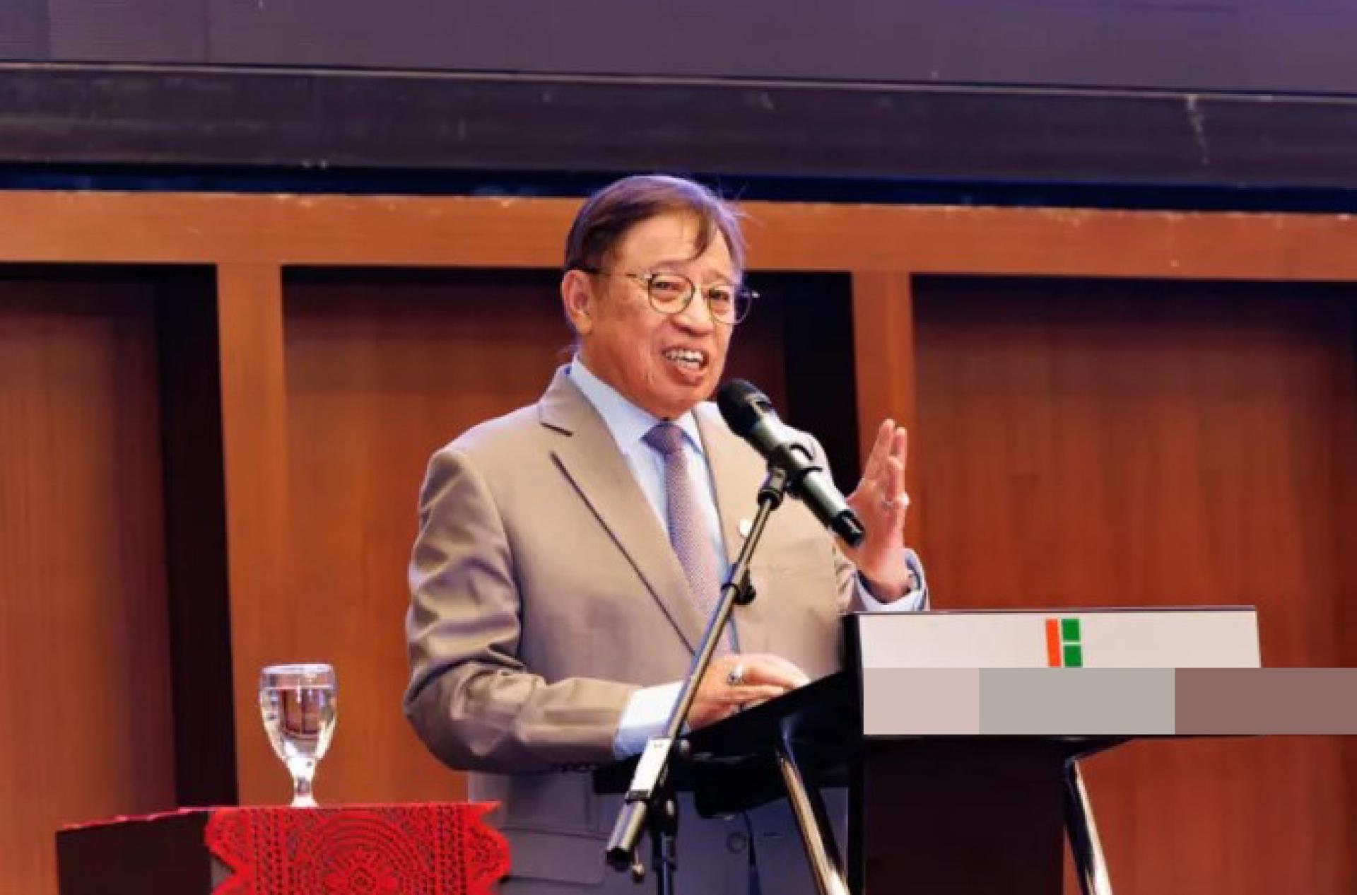 阿邦佐哈里于2025年8月6日在古晋一间酒店举行的2025年公共领域财政转型大会上发表讲话。