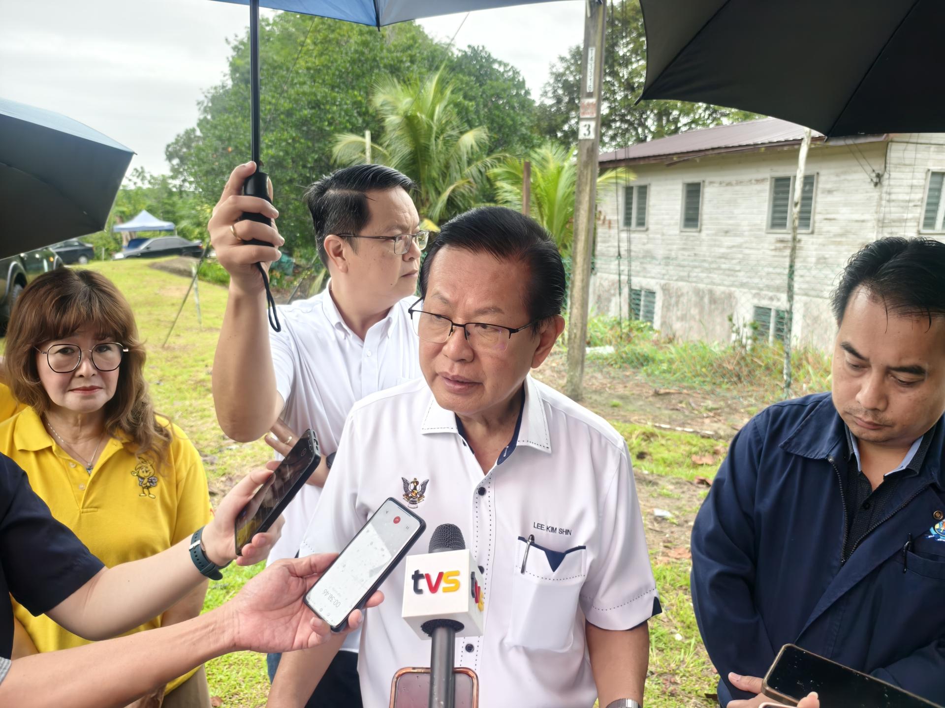 砂拉越交通部长拿督斯里李景胜巡视廉律水塘路及海南路工程，鼓励优先聘用表现优良承包商  。