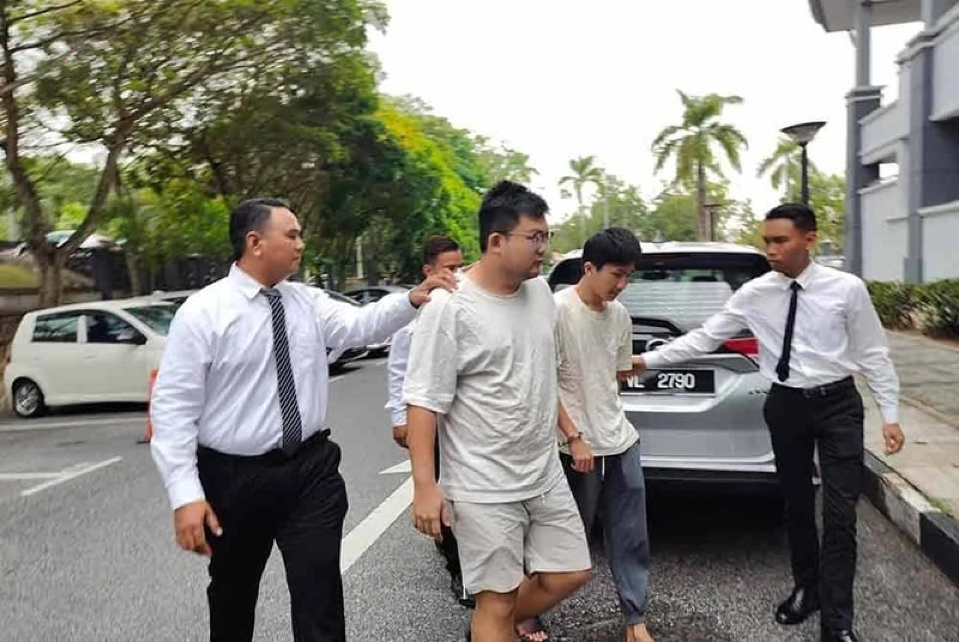 2华青被警方带上法庭面控。