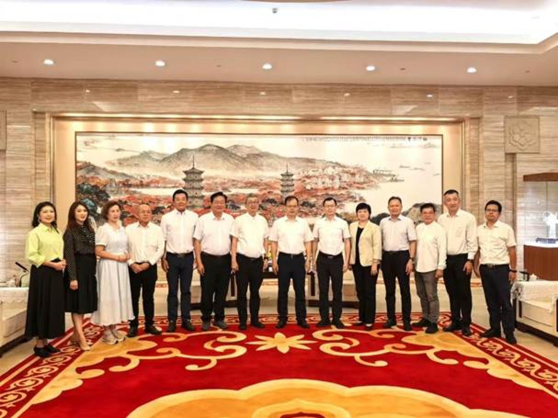 马来西亚福建社团联合会（福联会）总会长丹斯里林福山率团拜会中国福建省泉州市市长蔡战胜。