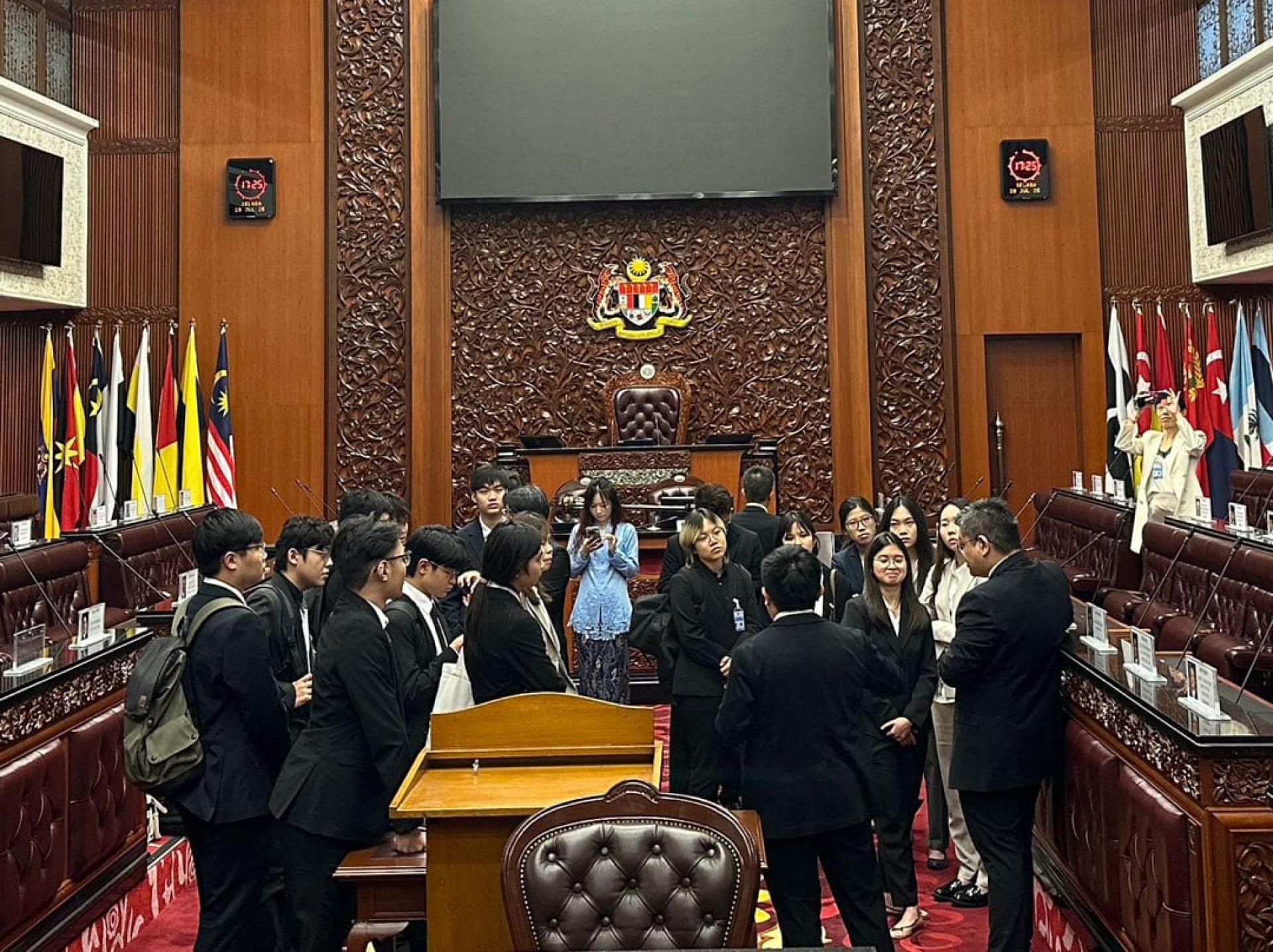 北大马来西亚校友会组团到国会参访后合照，左2起：赖贞瑝、李存孝、陈泓缣及黄书琪。
