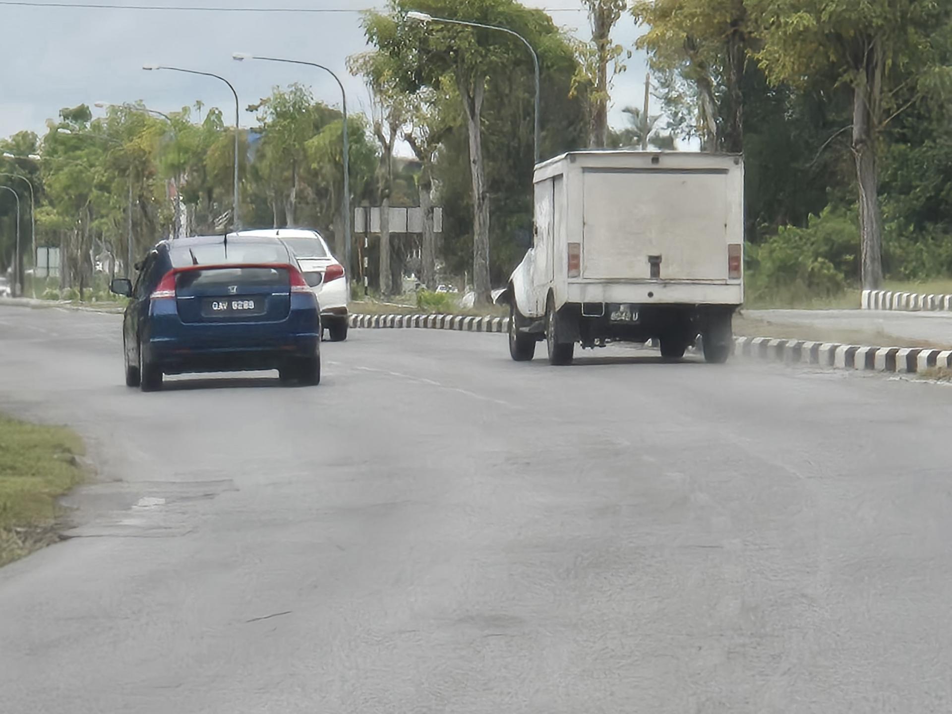 郑爱鸰亲自前往这些标记严重褪色的道路视察，发现某些路段尤其是黄景和路交通圈，几乎看不清道路标线。