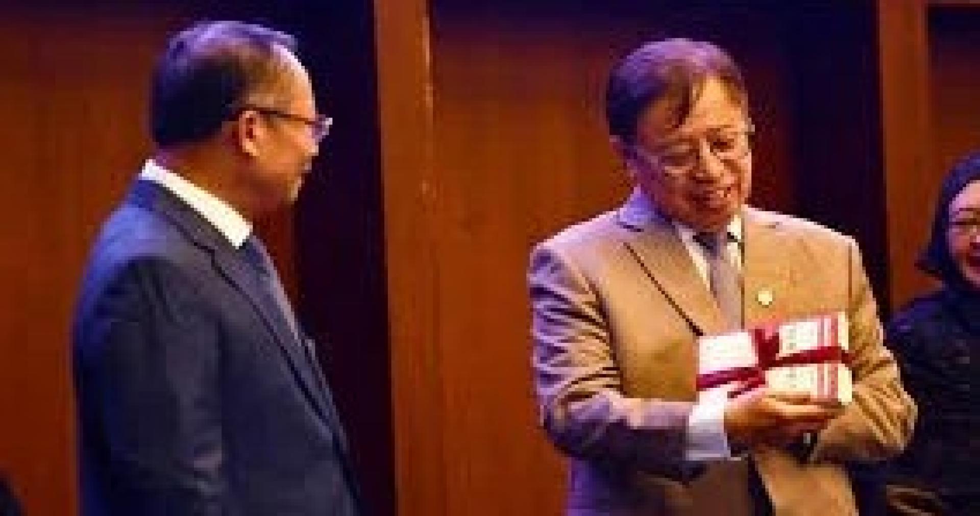 砂拉越总理拿督巴丁宜丹斯里阿邦佐哈里敦奥本表示，像芬兰、瑞典和挪威等国家，虽然人口不多，但却以高效的财务资源管理而闻名。