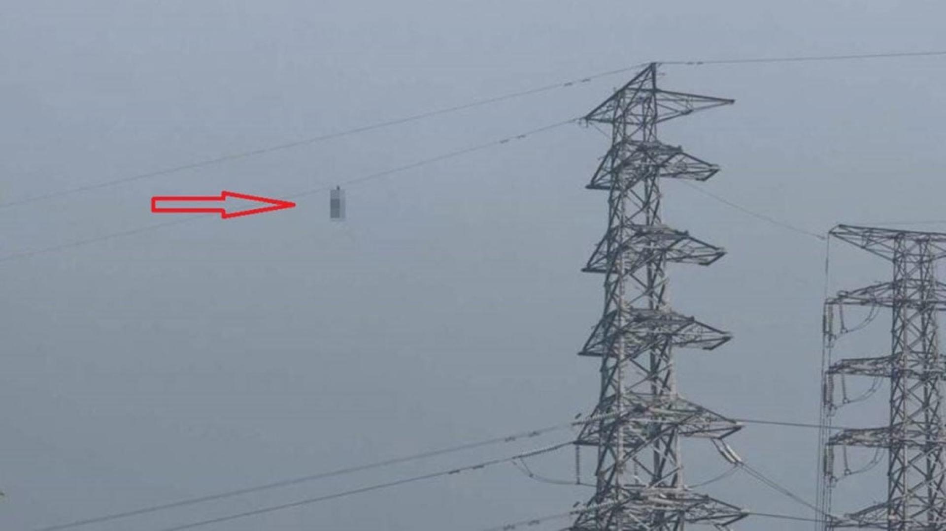 高压电塔悬挂男尸，身分不明，死因成谜。