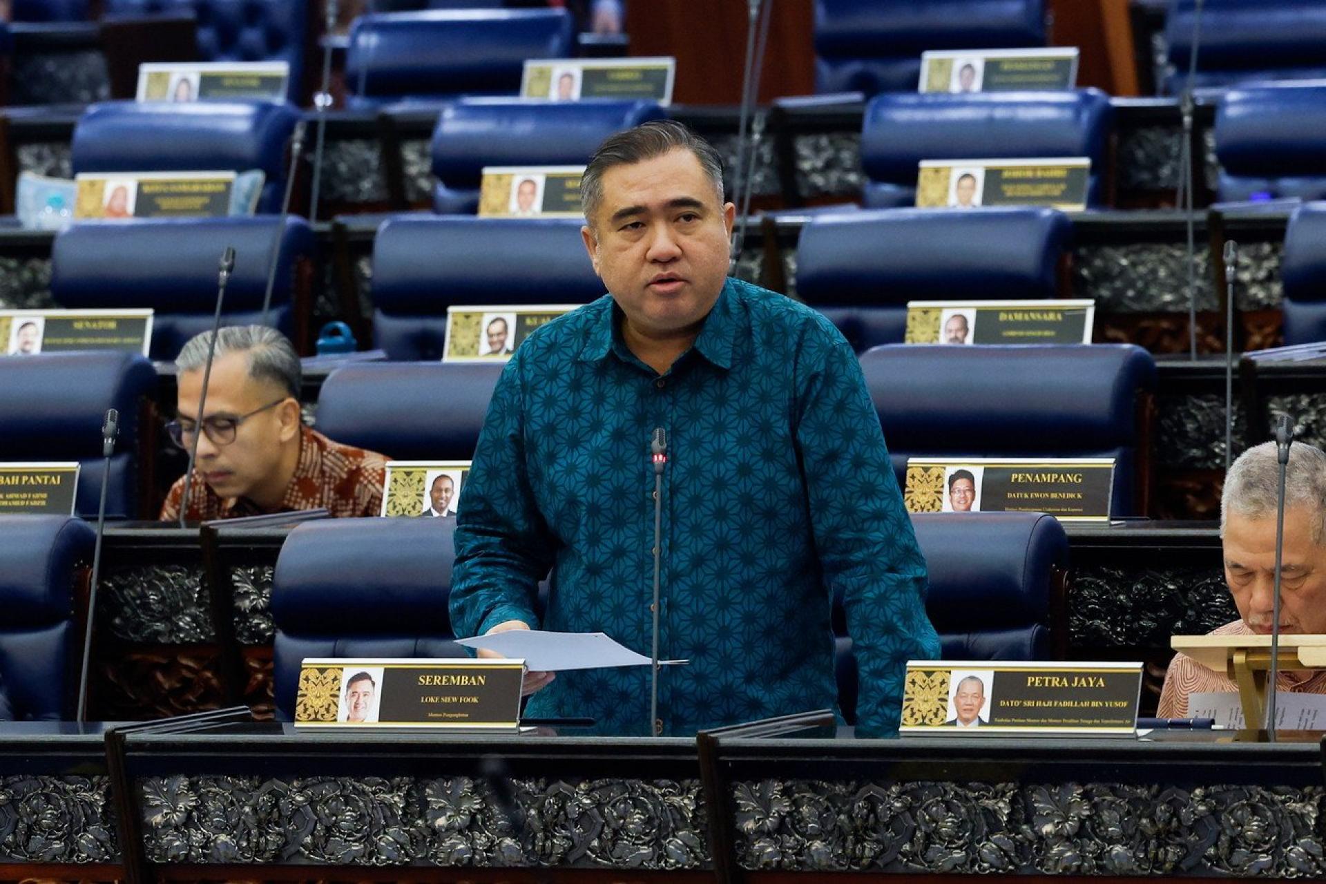 陆兆福：不具月台安全门的轻快铁站旧款设计，被鉴定为导致残疾人士搭客发生事故的原因之一。