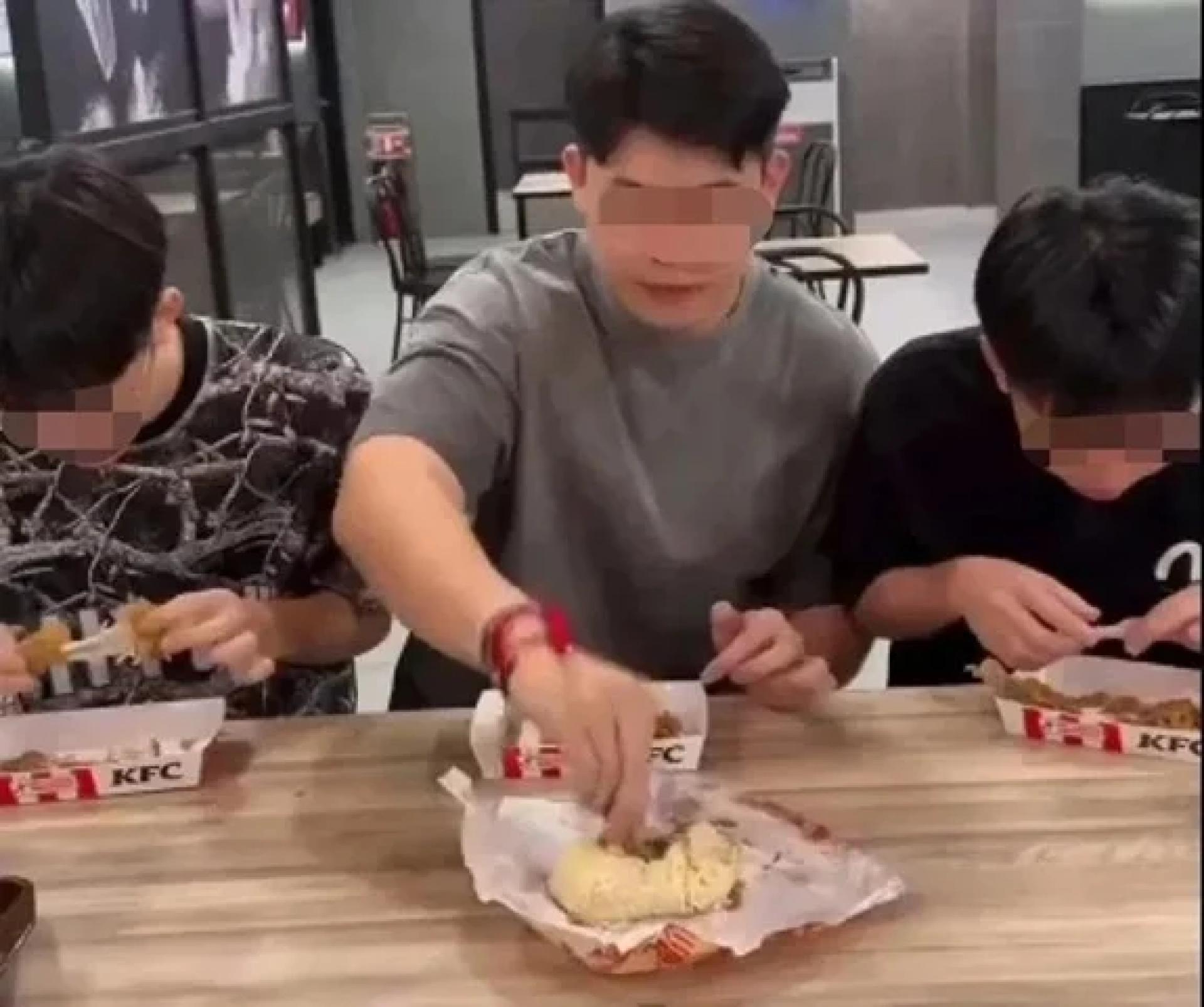 3名华裔网红施舍鸡骨饭给流浪汉，引起网民挞伐，如今被通讯及多媒体委员会调查。