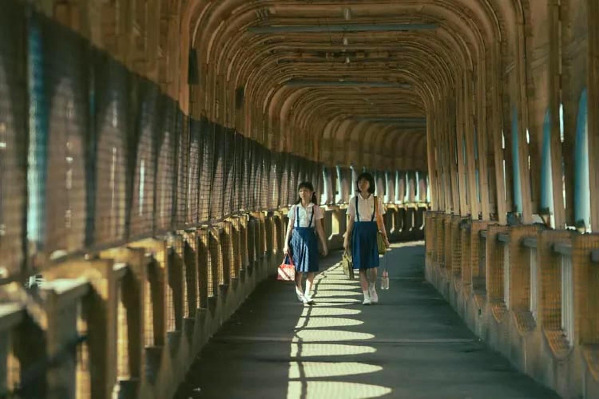 白小樱(右)、赖雨霏在《女孩》中饰演姐妹。