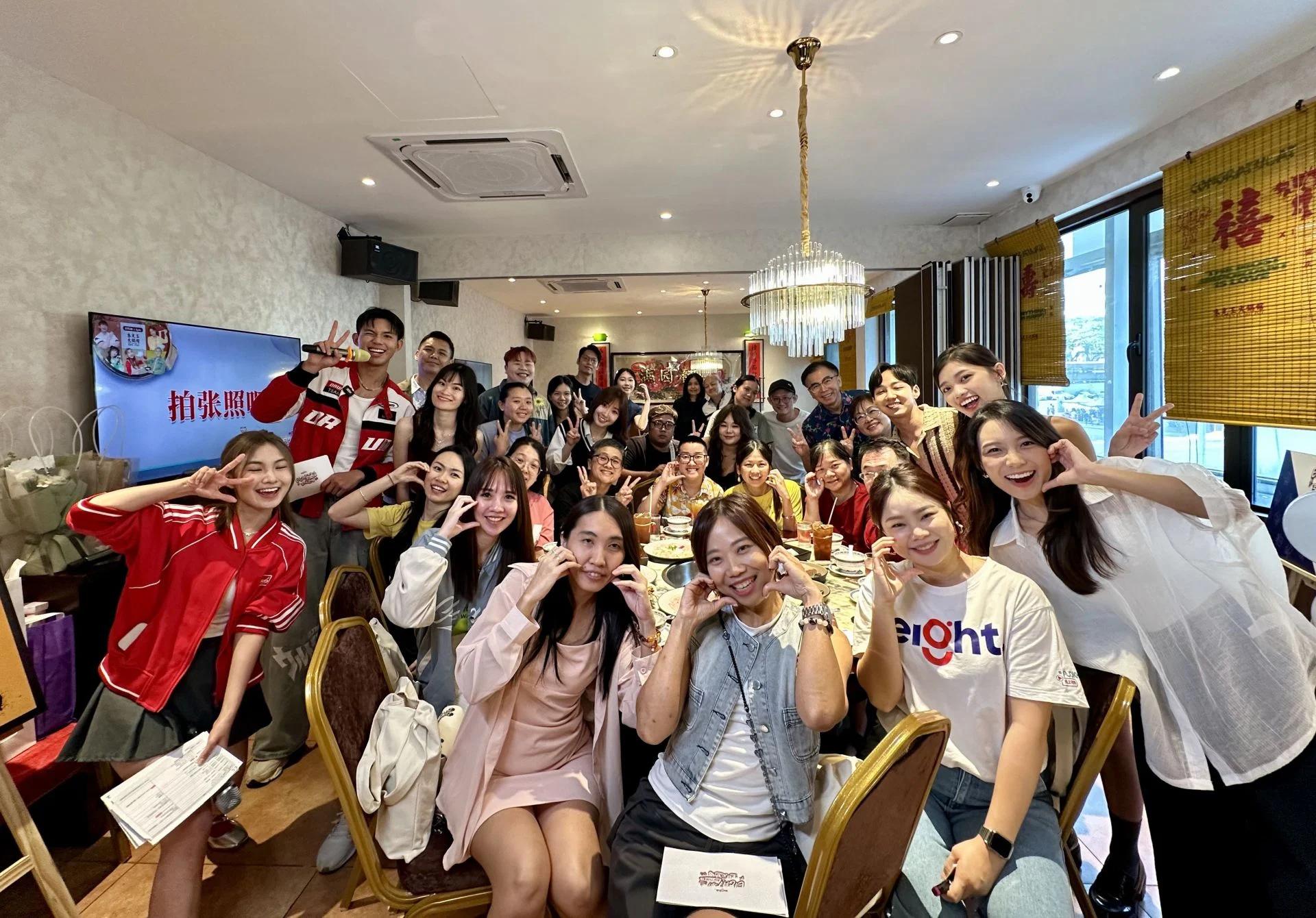 Eight FM DJ与听众合影留念，记录活动当天的交流时刻。